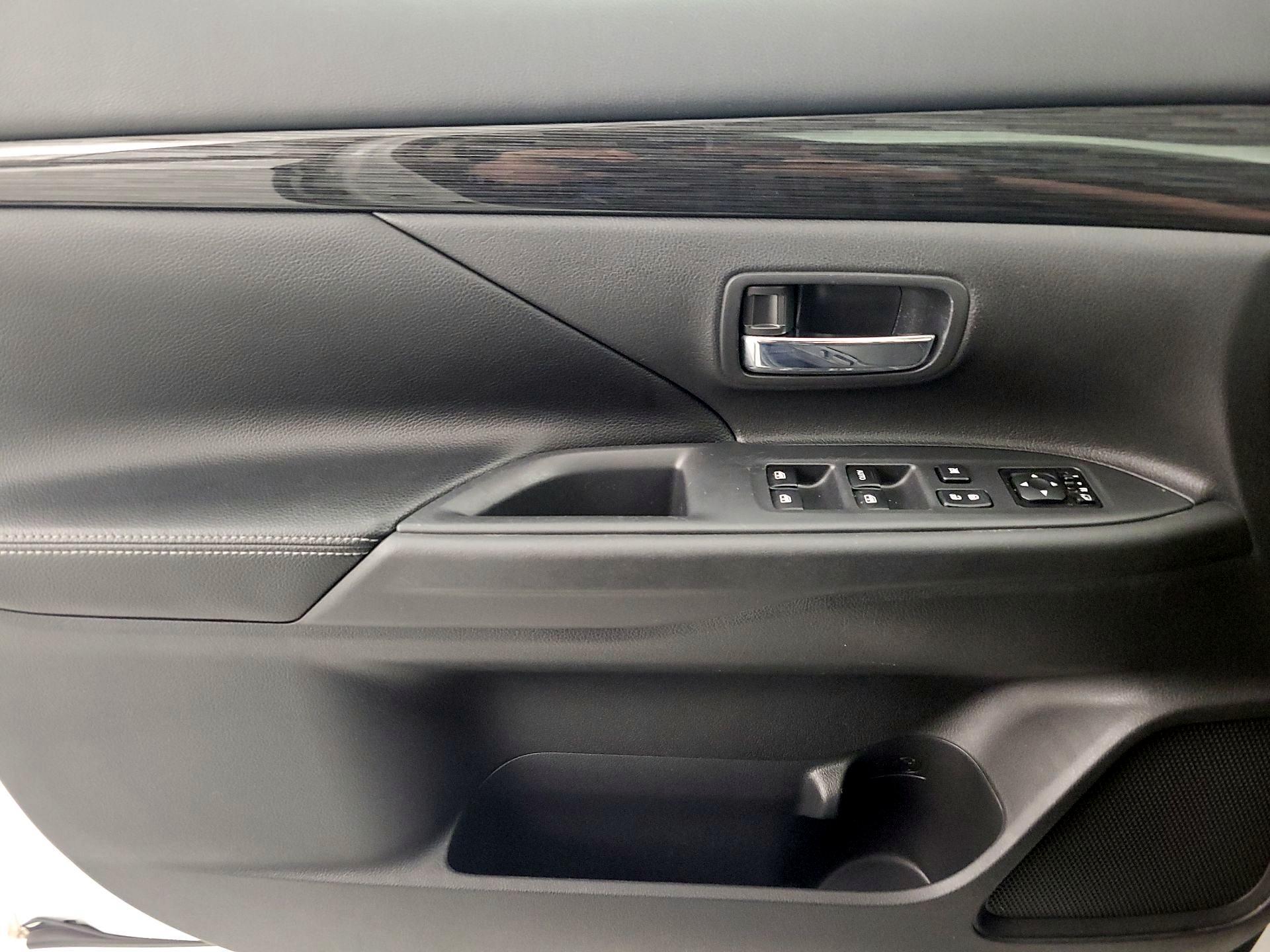 Thumbnail: 2018 Mitsubishi Outlander - 12