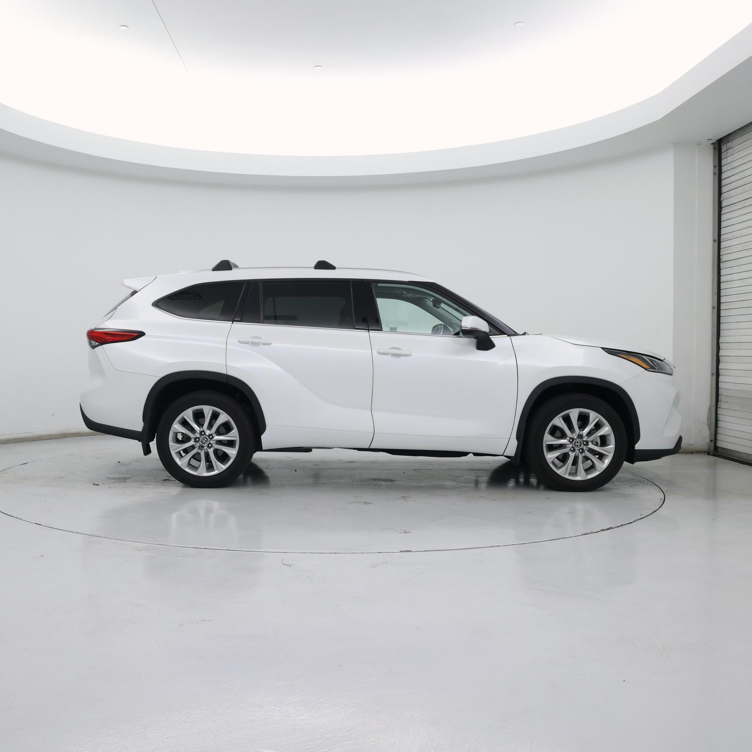 Thumbnail: 2023 Toyota Highlander - 7