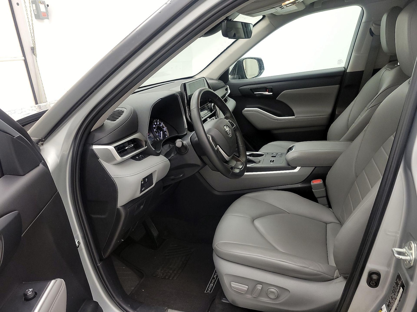 2023 Toyota Highlander XLE - Photo 12
