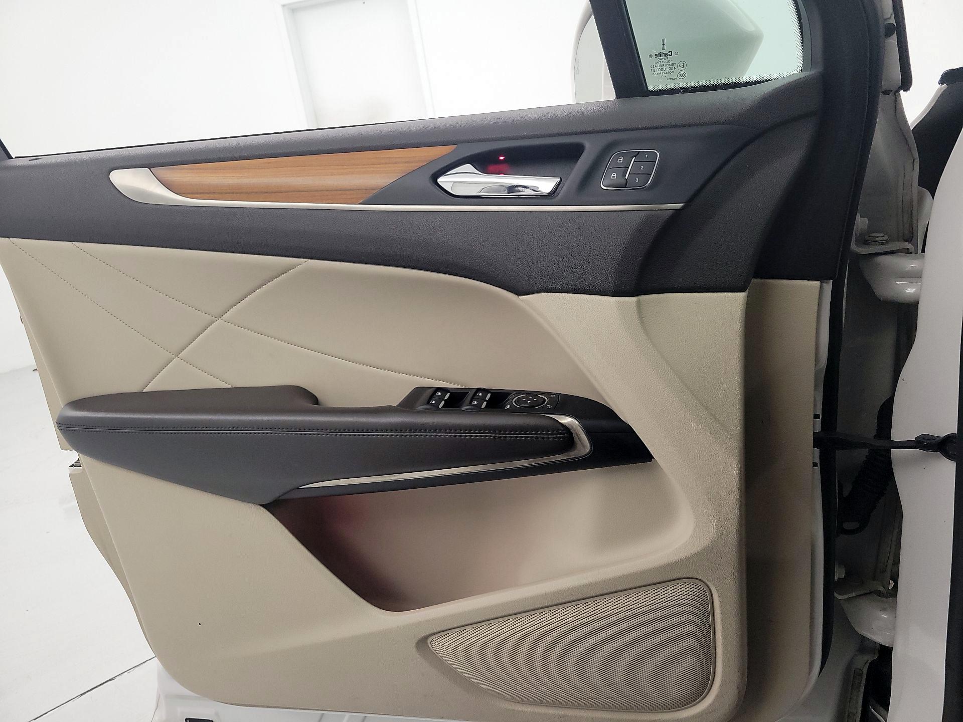 Thumbnail: 2017 Lincoln MKC - 12