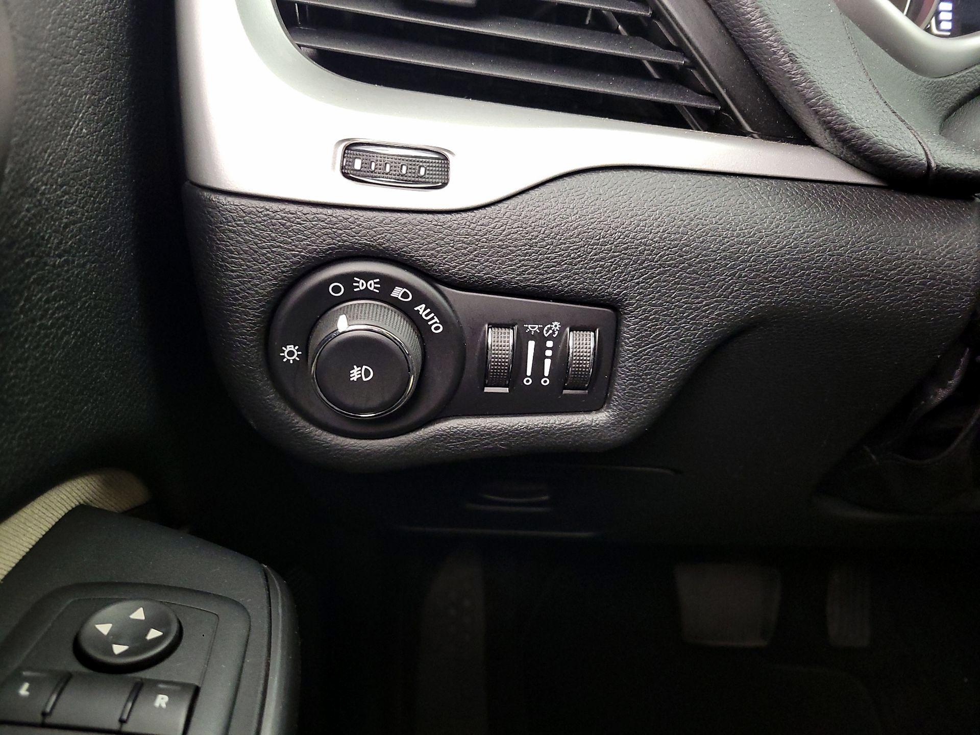 Thumbnail: 2016 Jeep Cherokee - 13
