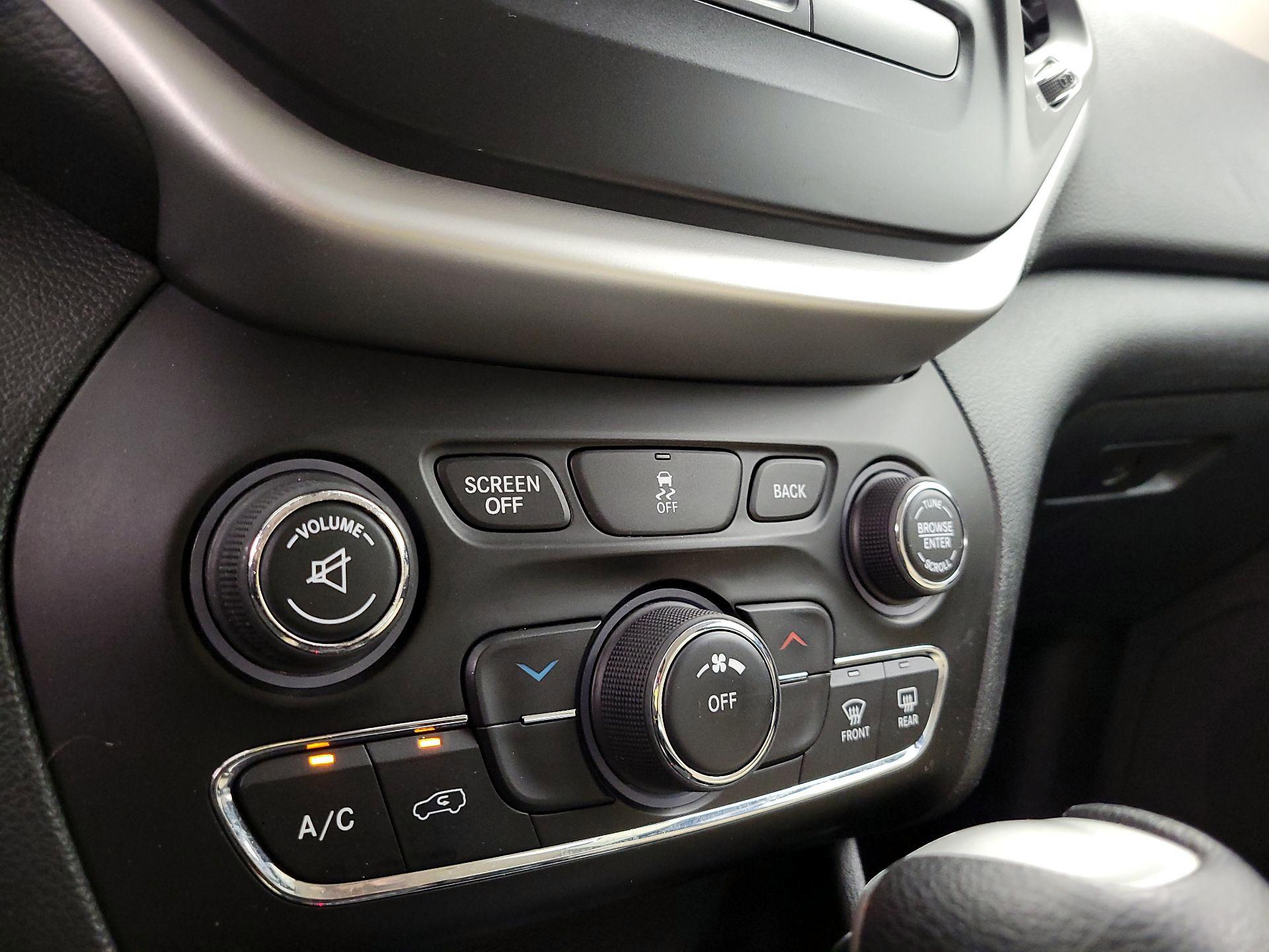 Thumbnail: 2016 Jeep Cherokee - 16
