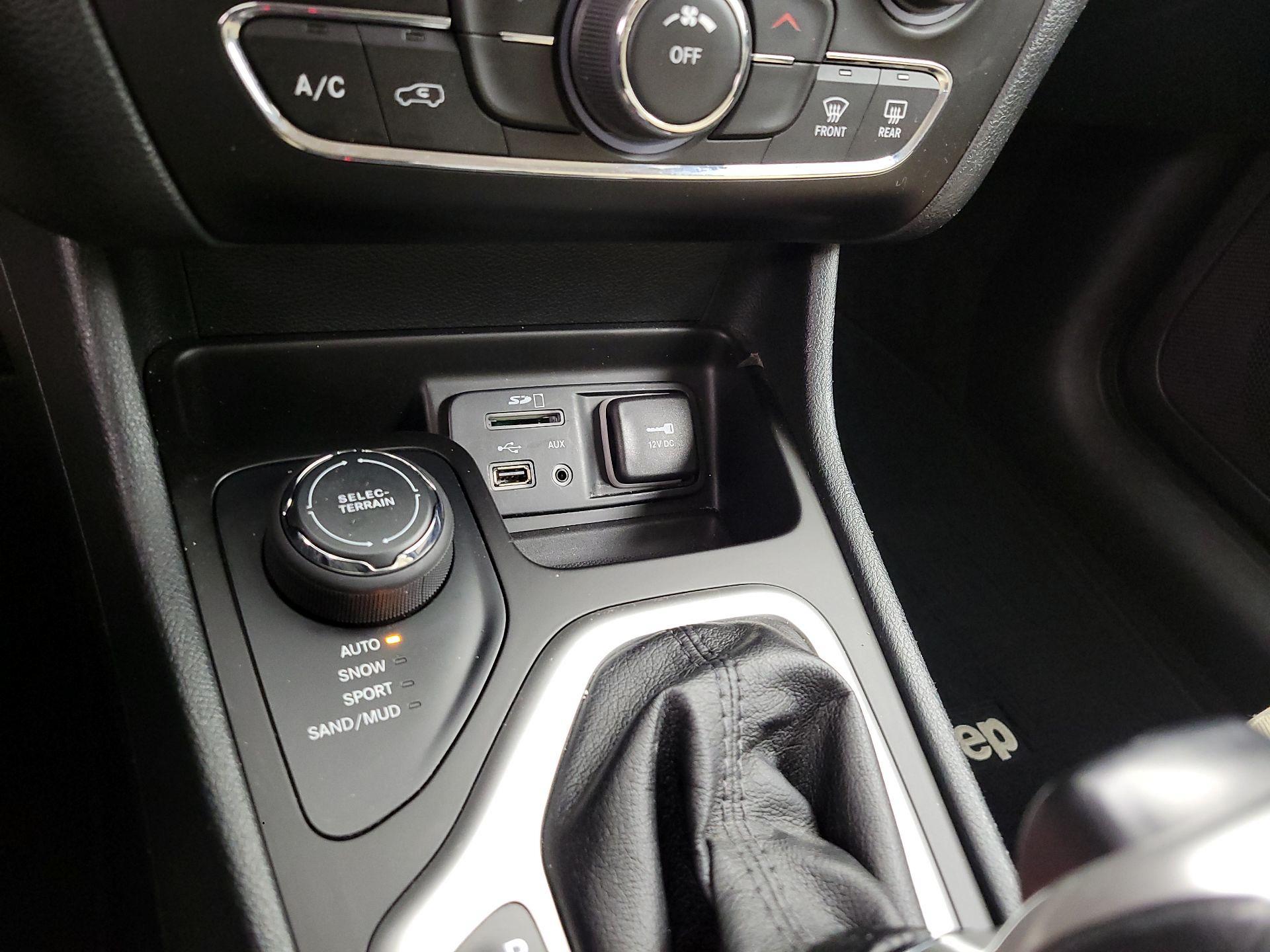 Thumbnail: 2016 Jeep Cherokee - 18