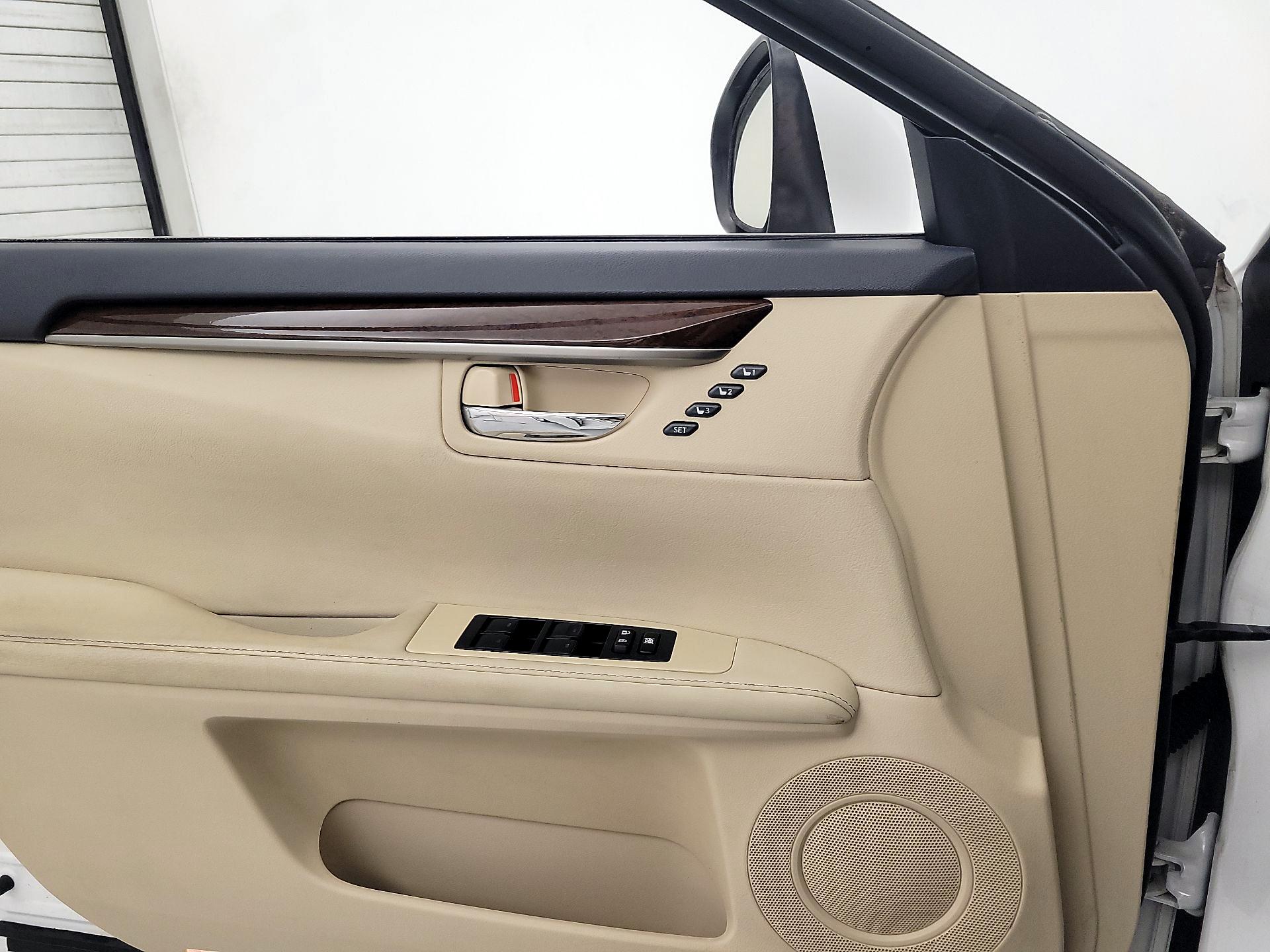 Thumbnail: 2015 Lexus ES - 12