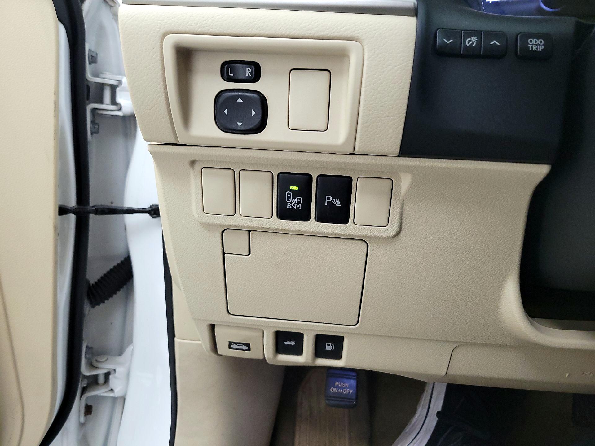 Thumbnail: 2015 Lexus ES - 13