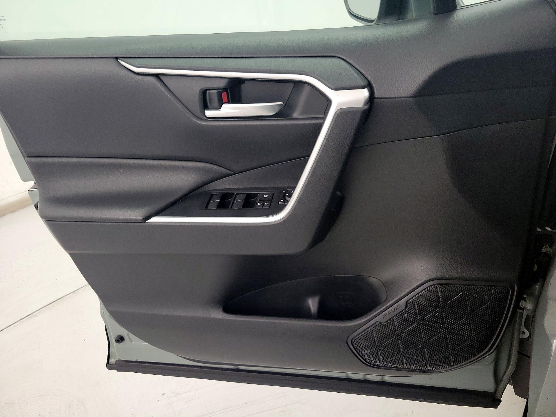 Thumbnail: 2020 Toyota RAV4 - 12