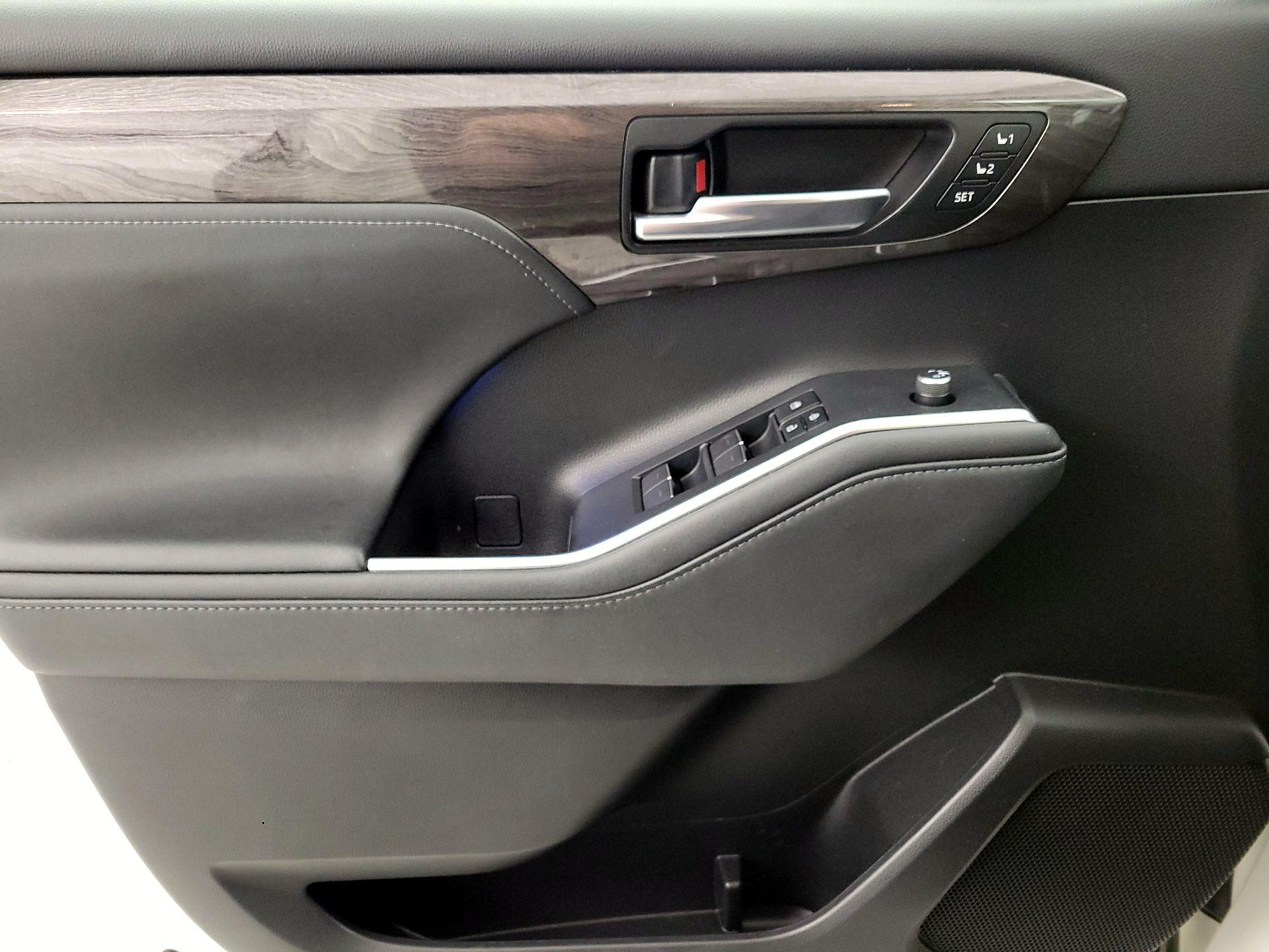 Thumbnail: 2020 Toyota Highlander - 12