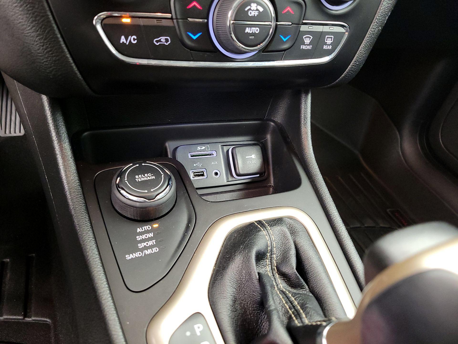 Thumbnail: 2018 Jeep Cherokee - 19