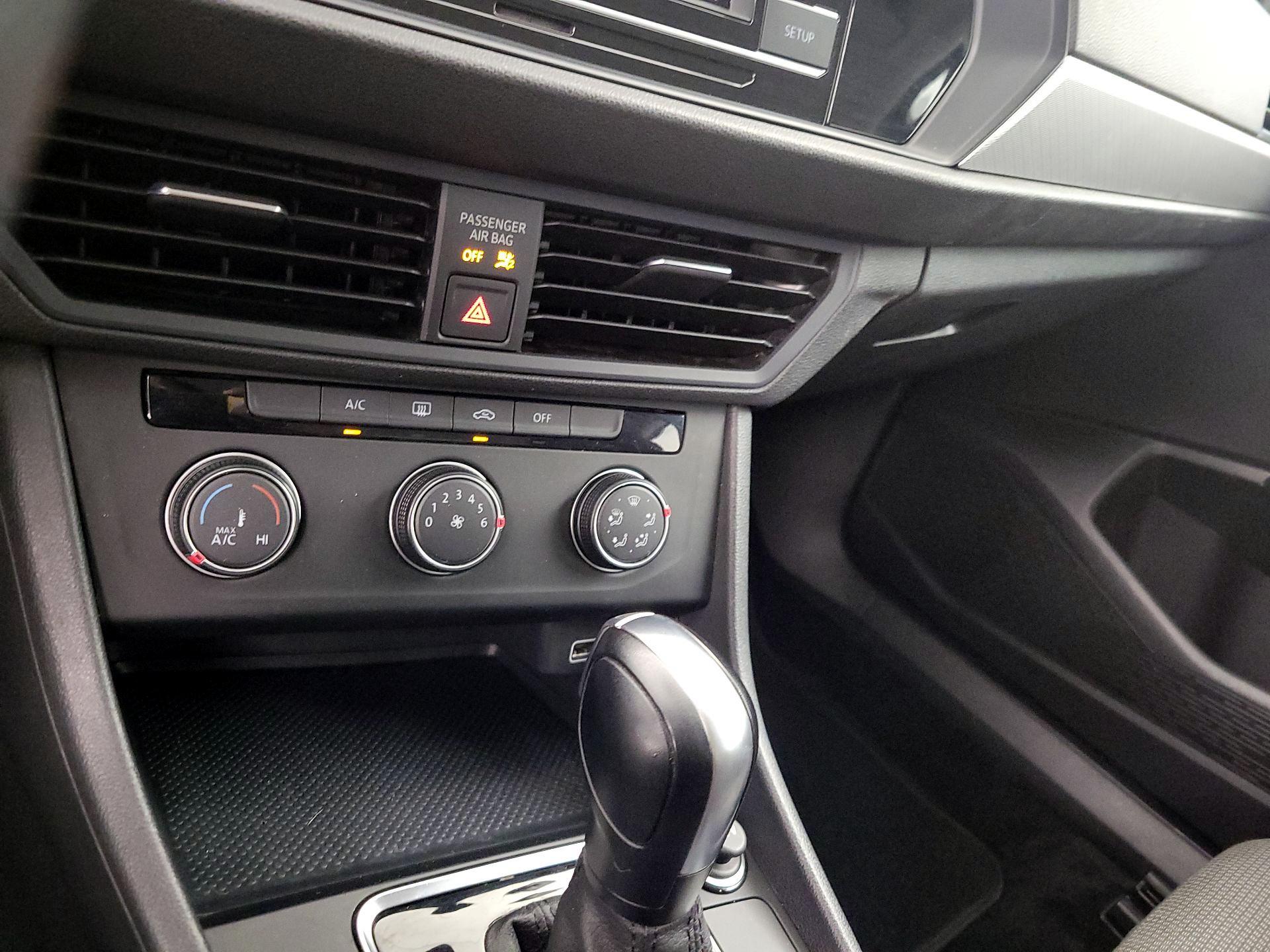 Thumbnail: 2019 Volkswagen Jetta - 16