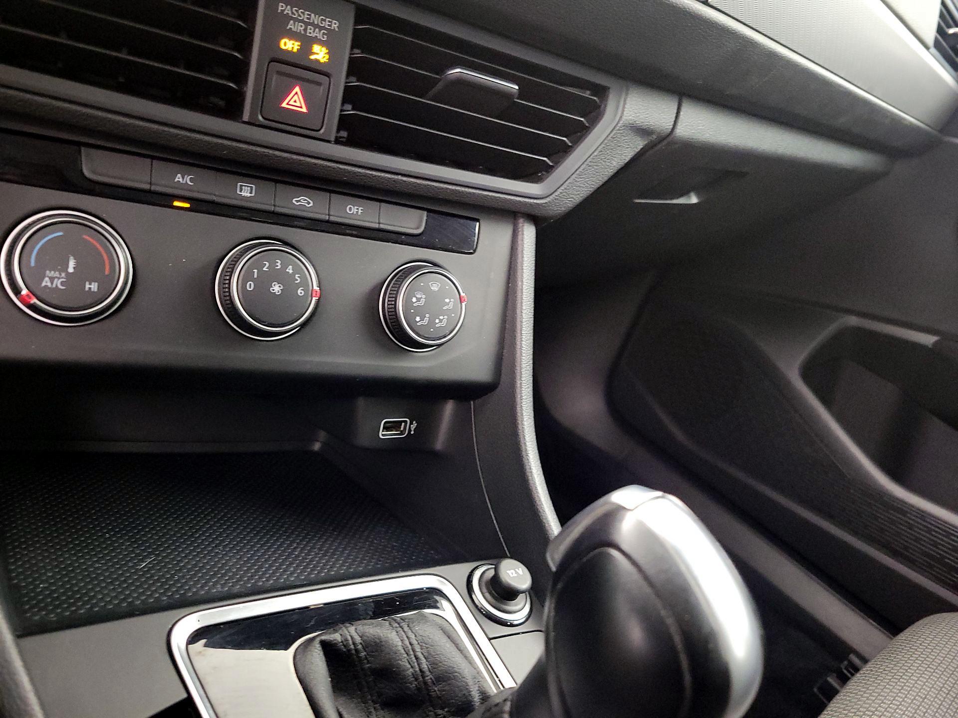 Thumbnail: 2019 Volkswagen Jetta - 18