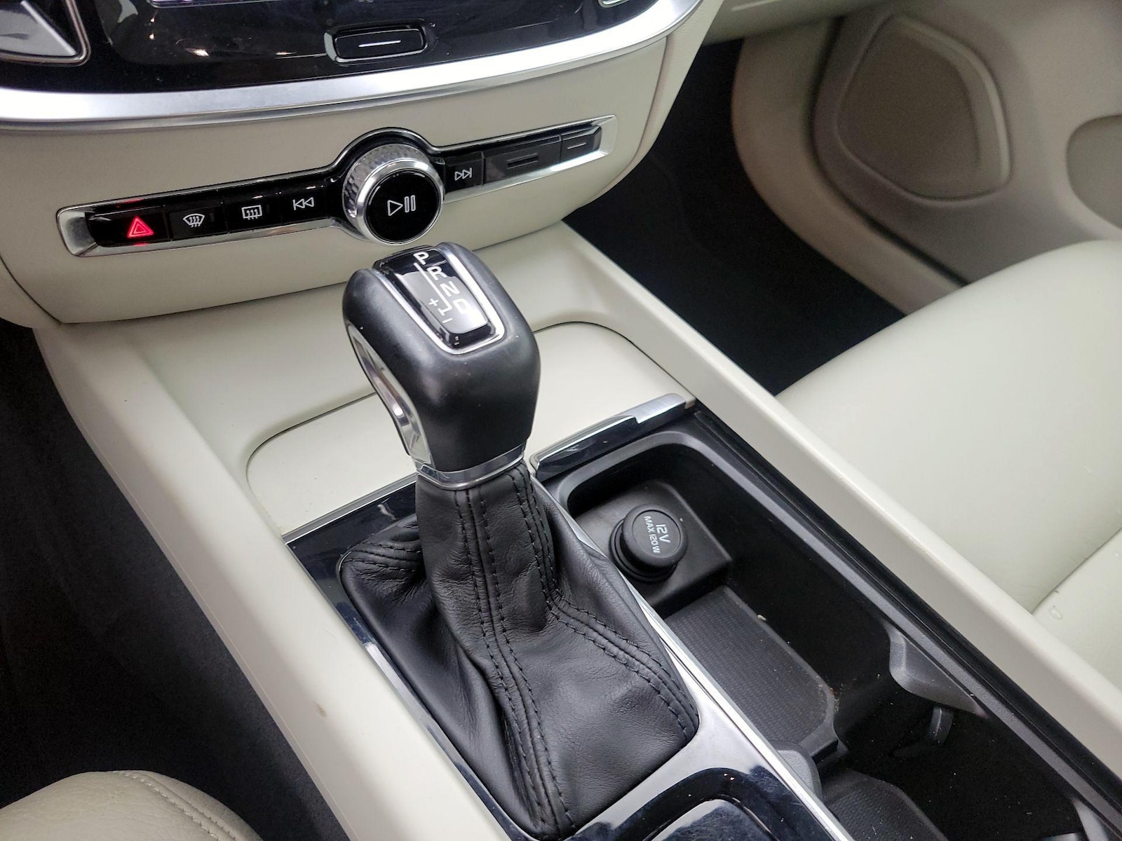2020 Volvo S60 Momentum - Photo 19