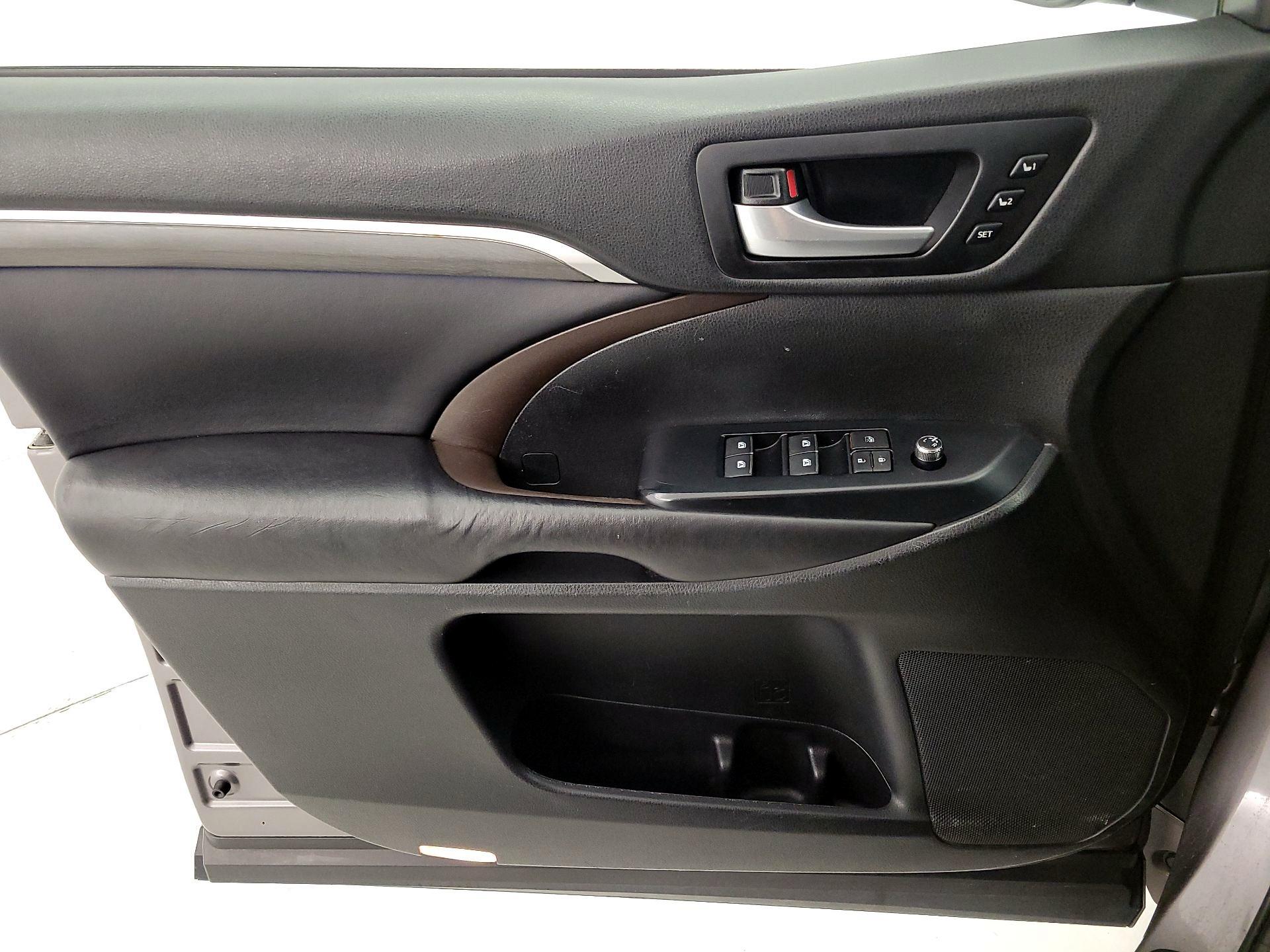 Thumbnail: 2018 Toyota Highlander - 12