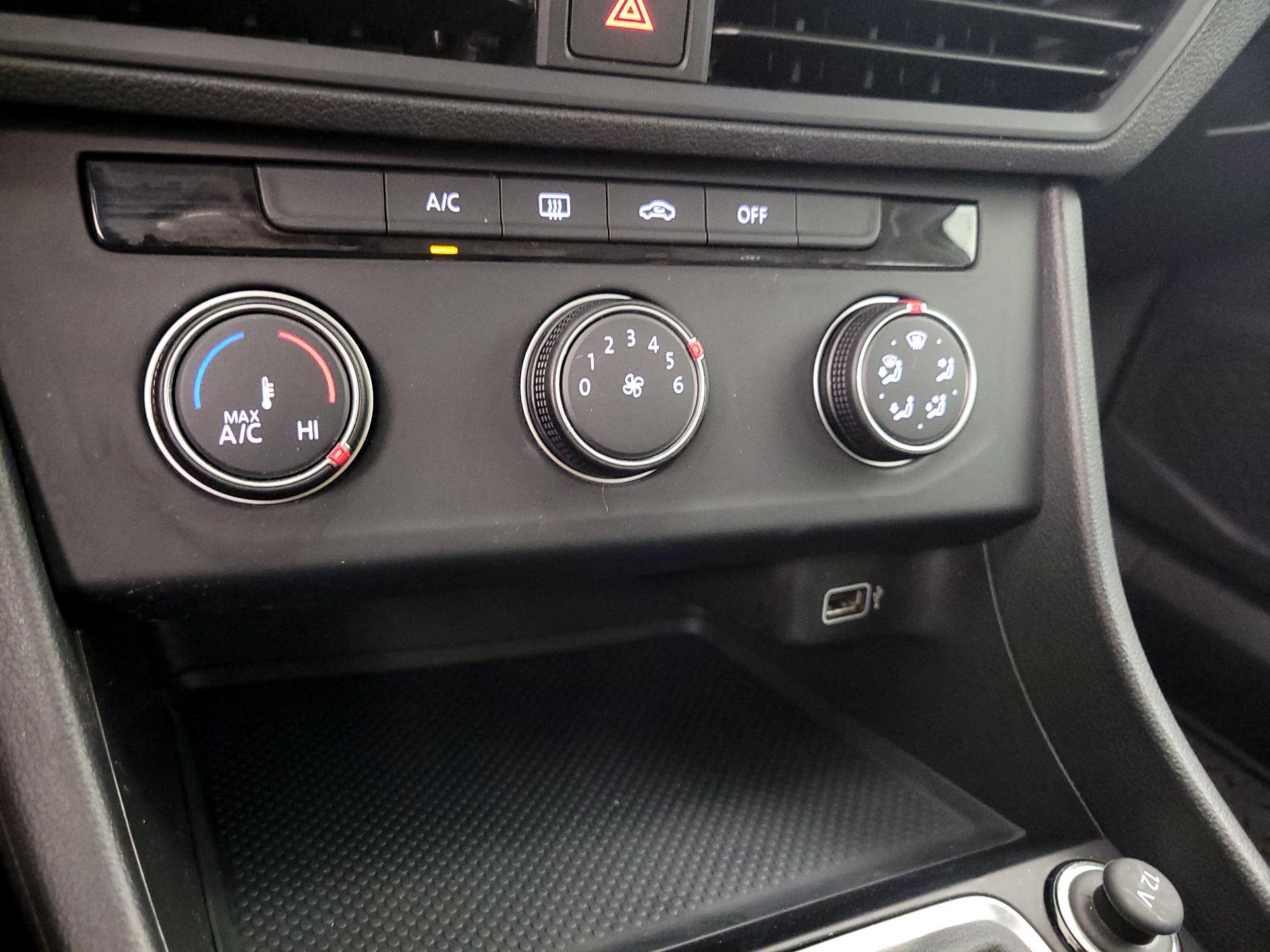 Thumbnail: 2019 Volkswagen Jetta - 15