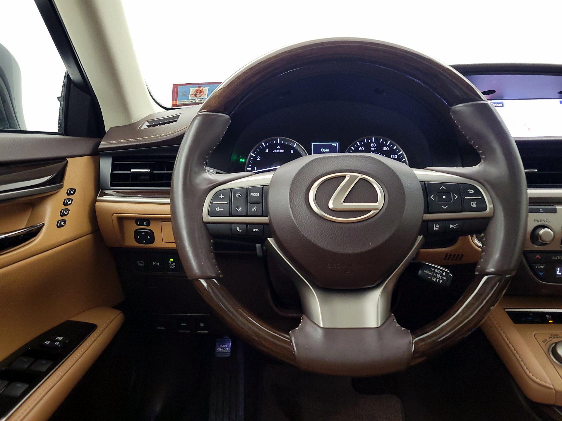 Thumbnail: 2016 Lexus ES - 10