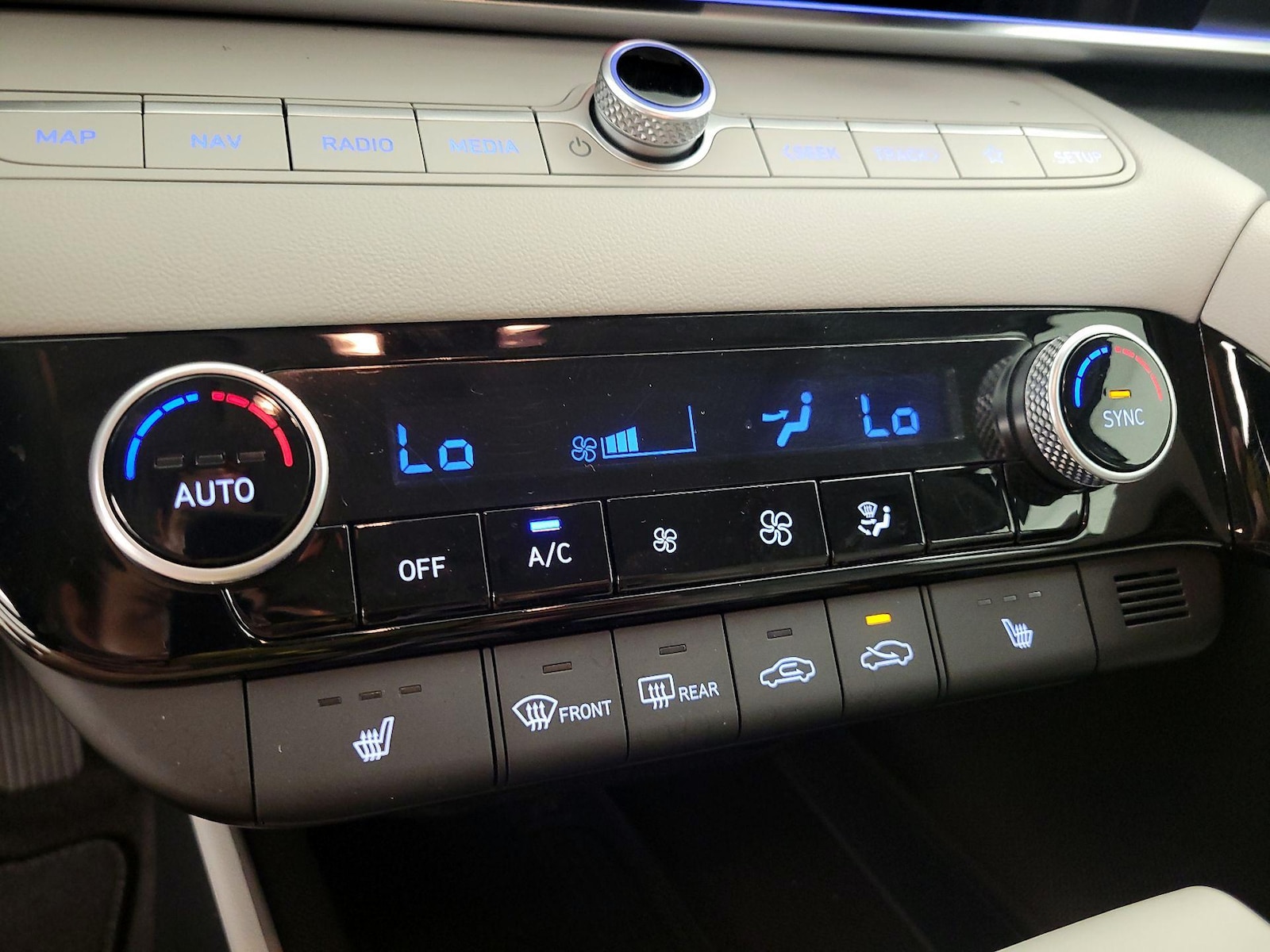2024 Hyundai Elantra Limited - Photo 18