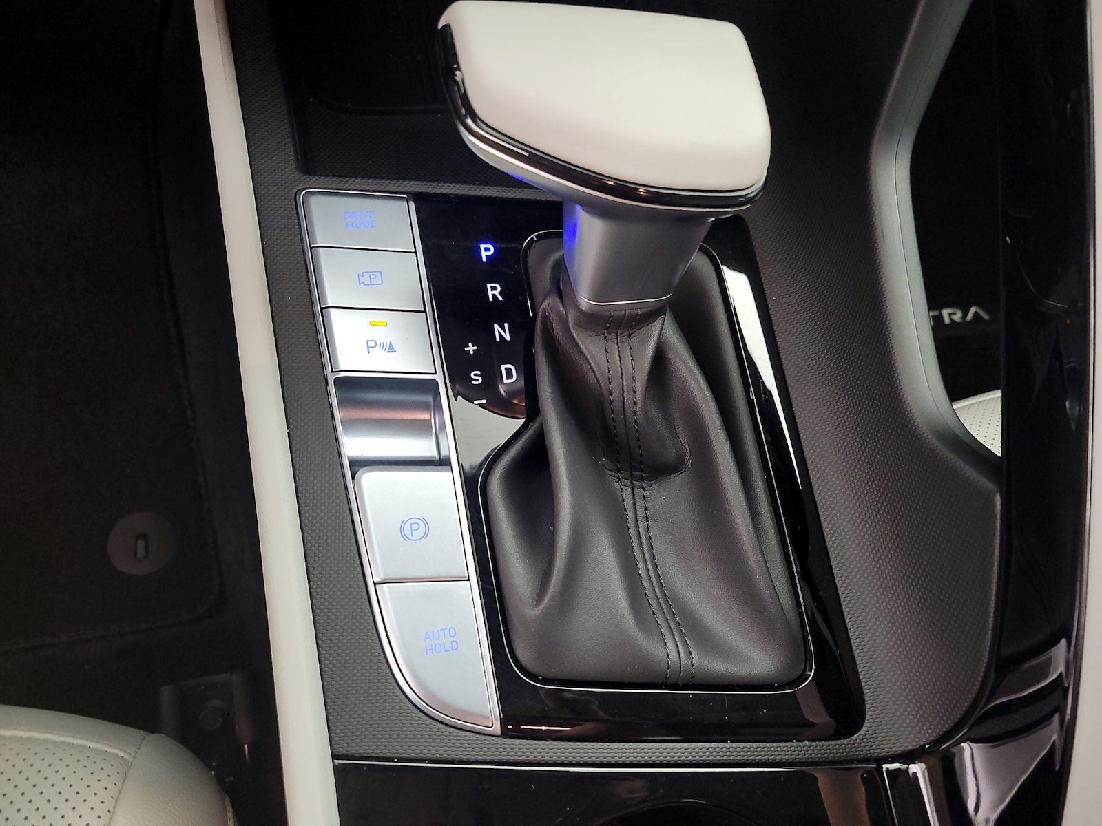 2024 Hyundai Elantra Limited - Photo 19