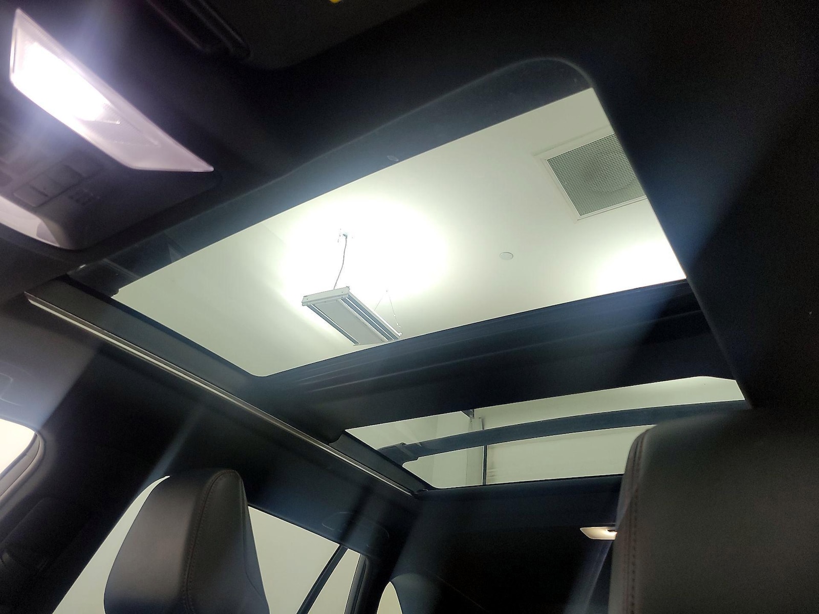 2022 Toyota RAV4 XSE - Photo 19