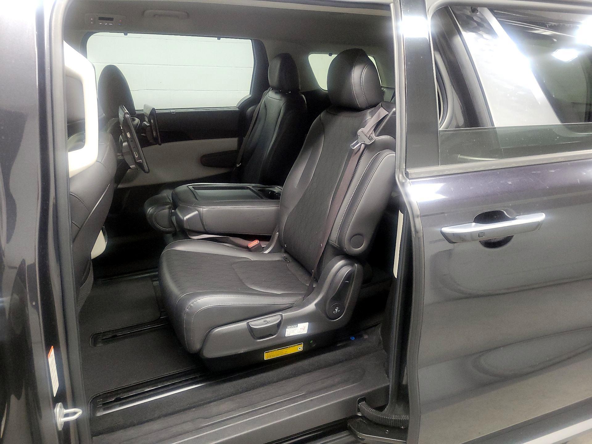 Thumbnail: 2022 Kia Carnival - 20