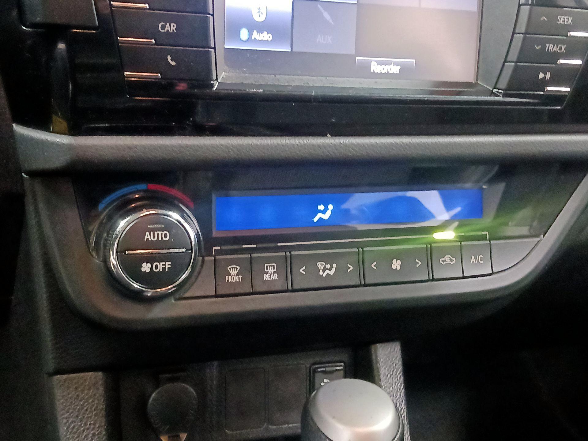 Thumbnail: 2015 Toyota Corolla - 15