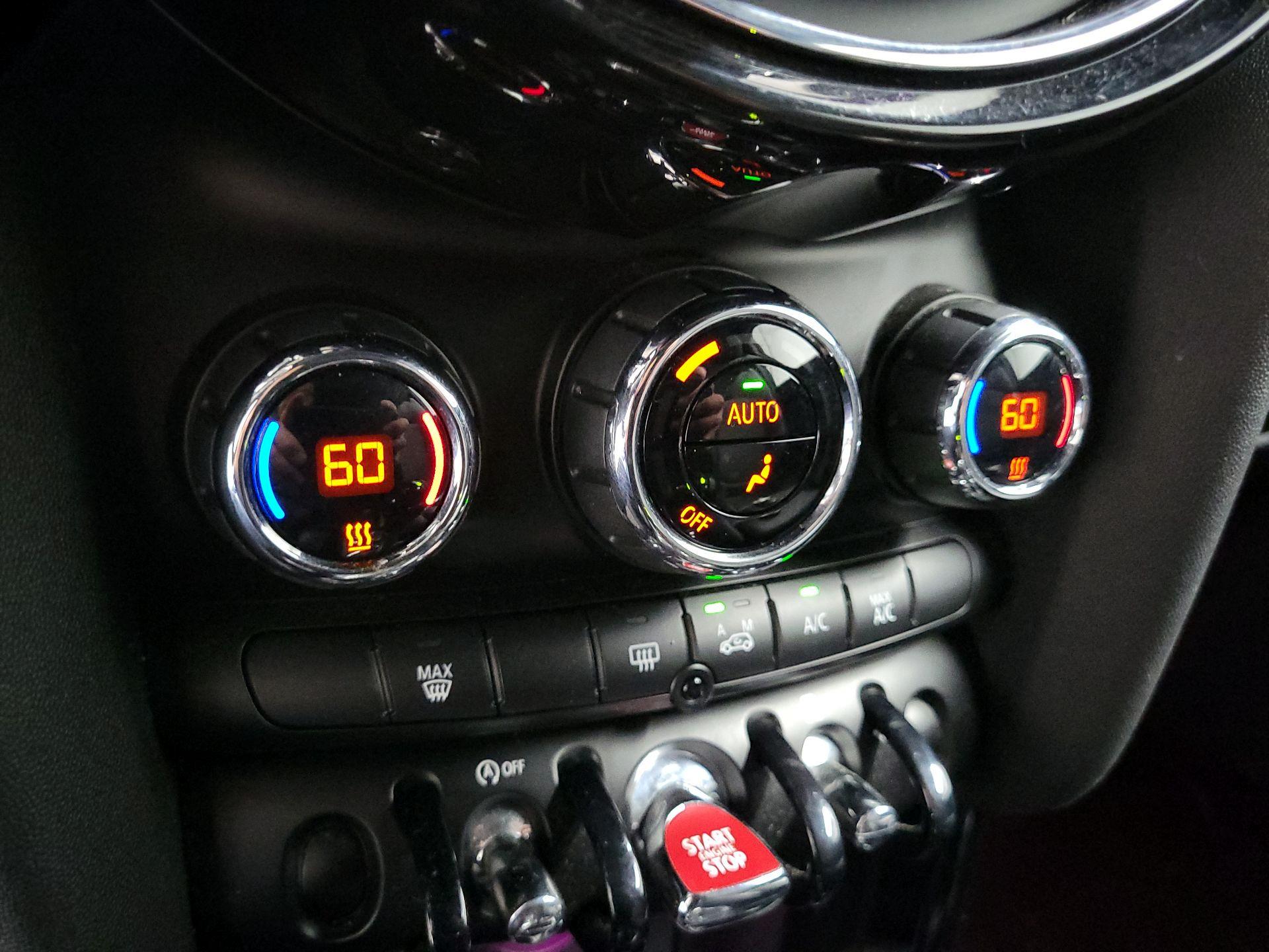 Thumbnail: 2015 MINI Cooper Hardtop - 16