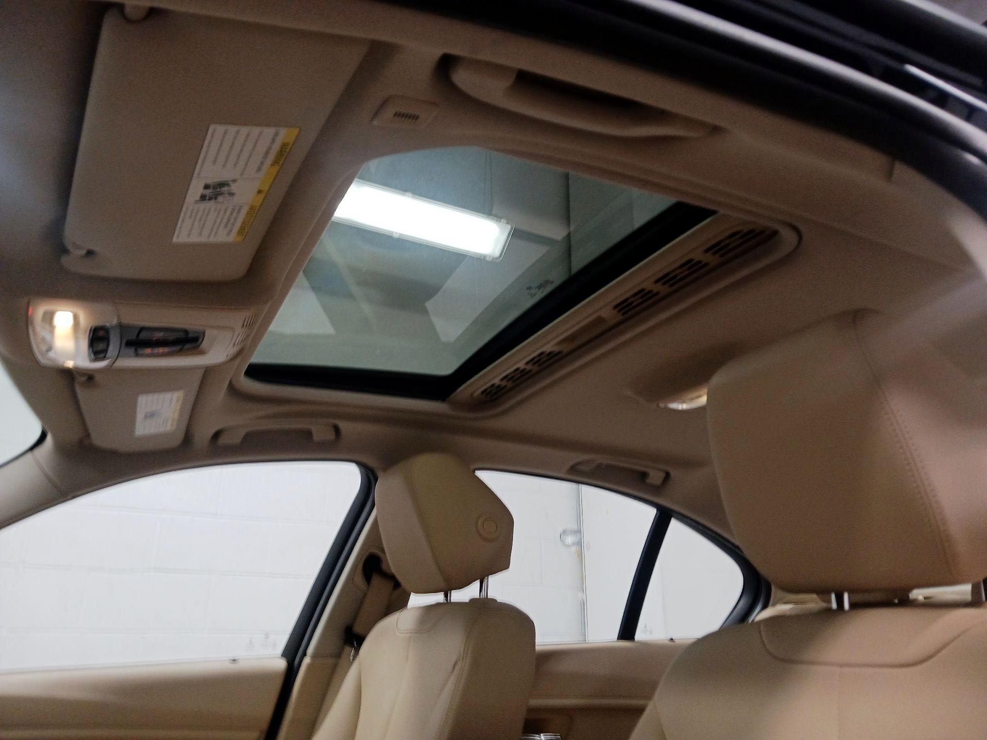 Thumbnail: 2015 BMW 3 Series - 20