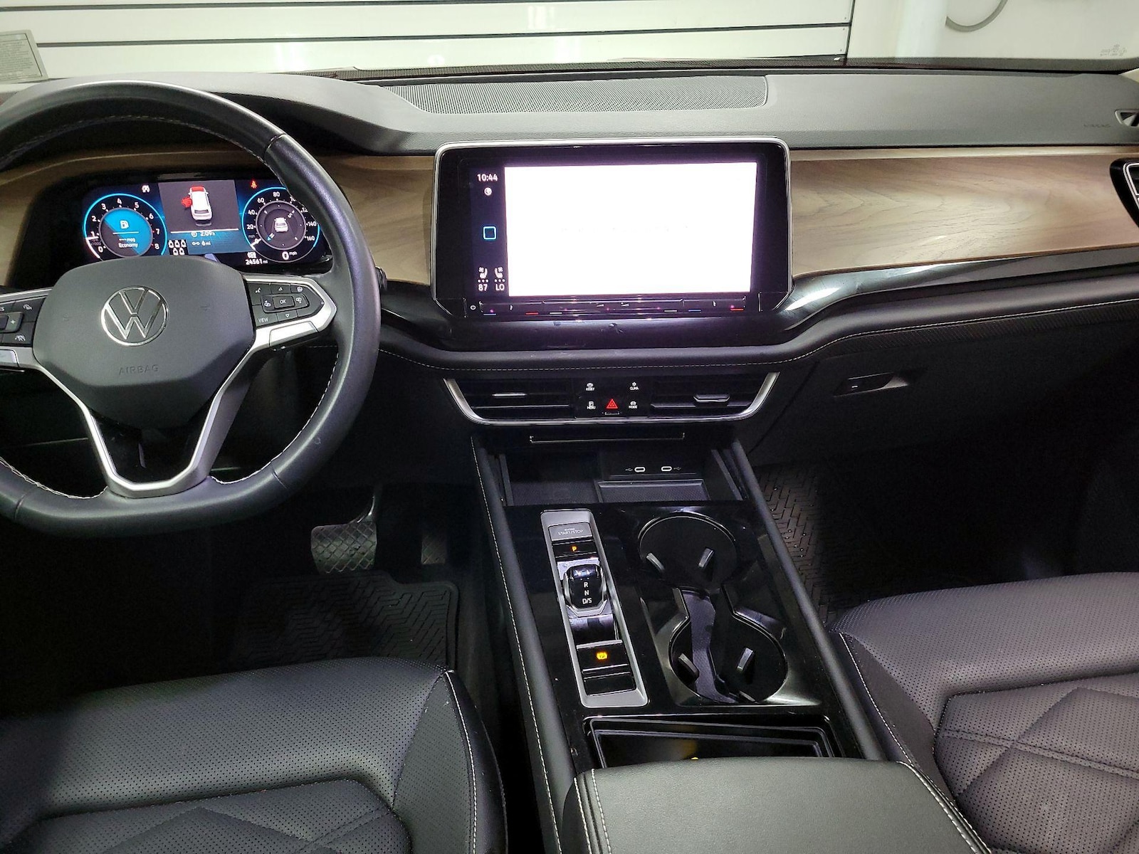 2024 Volkswagen Atlas SE w/Tech - Photo 10
