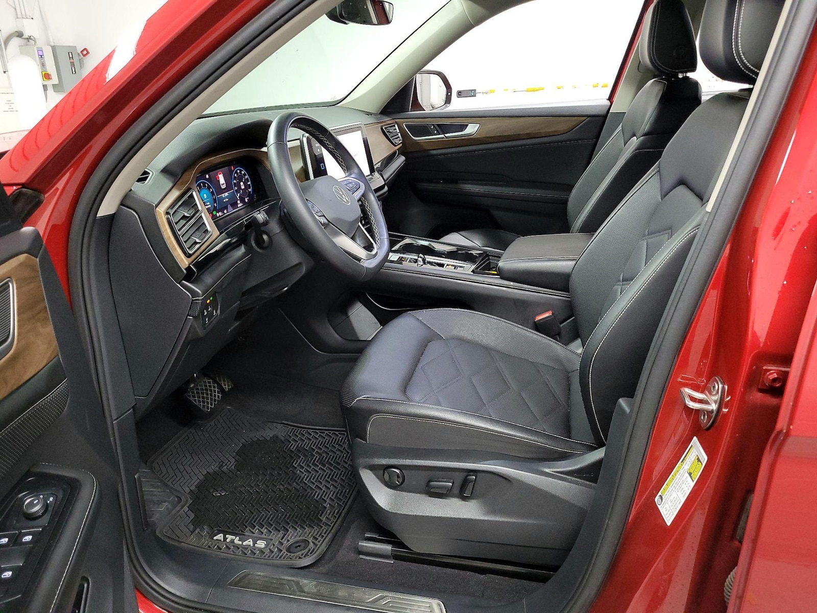 2024 Volkswagen Atlas SE w/Tech - Photo 12
