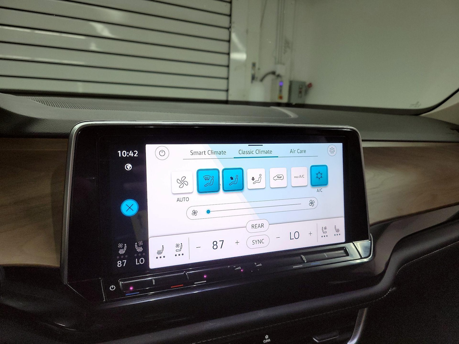 2024 Volkswagen Atlas SE w/Tech - Photo 17