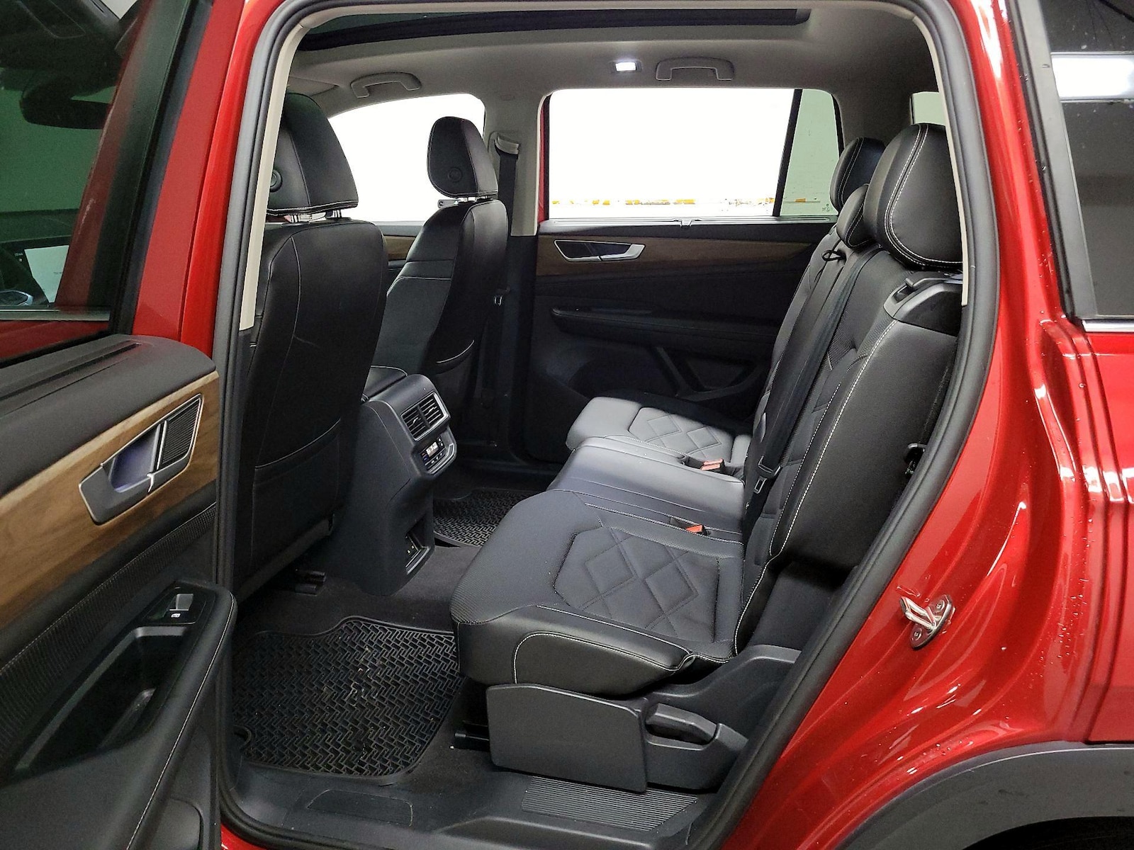 2024 Volkswagen Atlas SE w/Tech - Photo 21