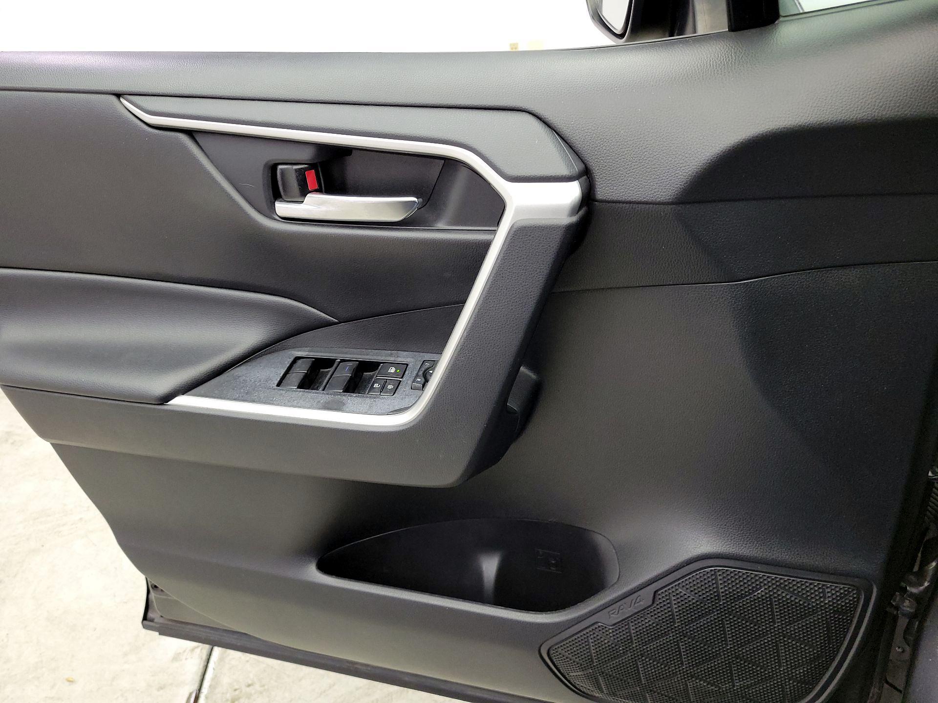 Thumbnail: 2021 Toyota RAV4 - 10