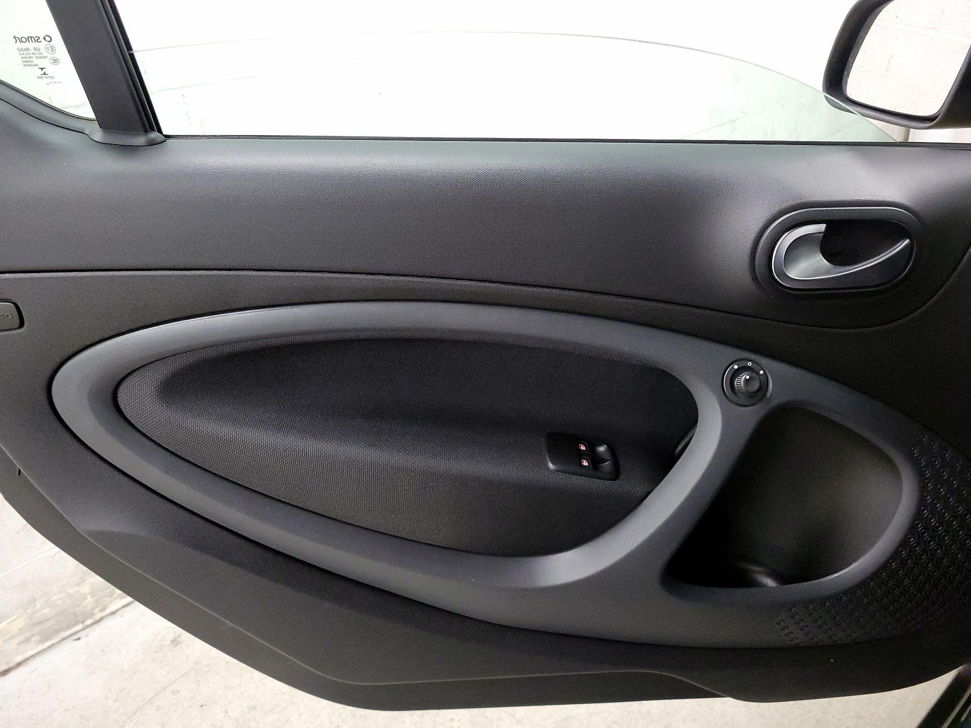 Thumbnail: 2017 smart fortwo - 12