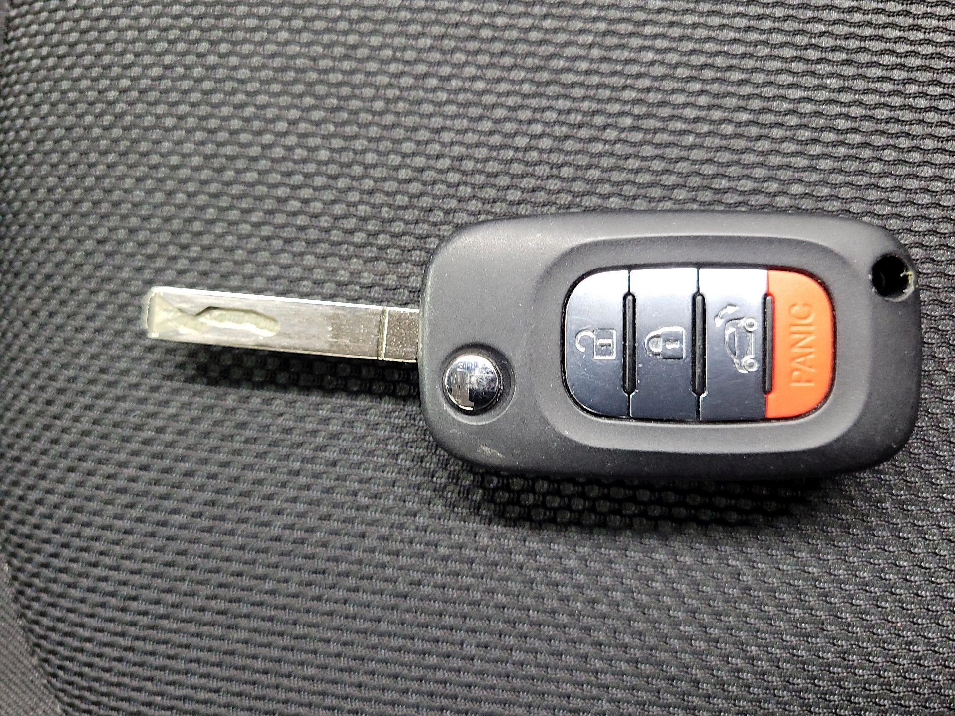 Thumbnail: 2017 smart fortwo - 18