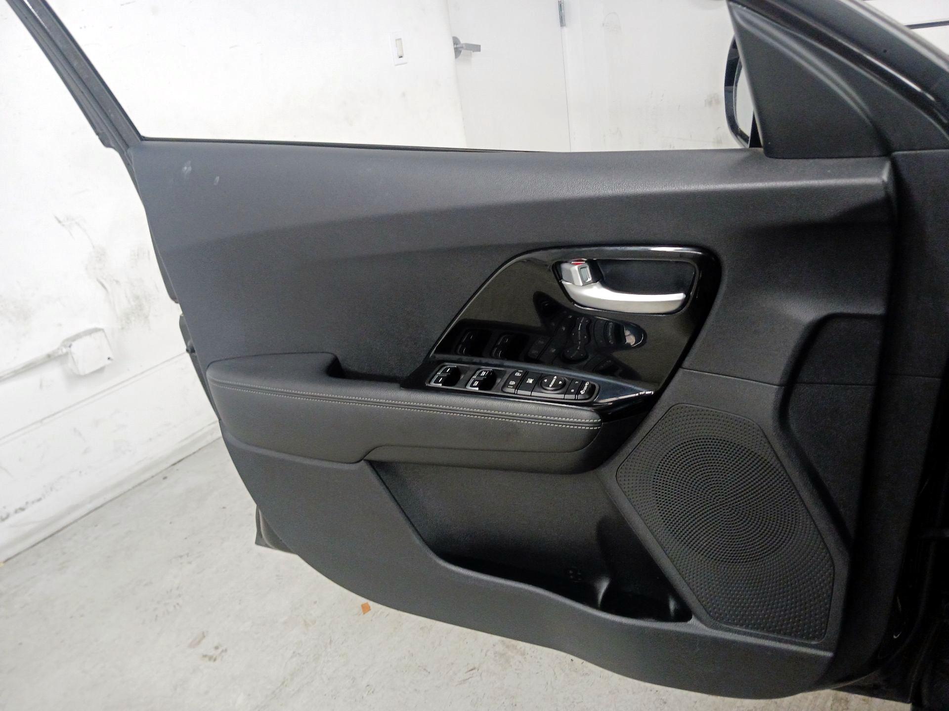 Thumbnail: 2017 Kia Niro - 12