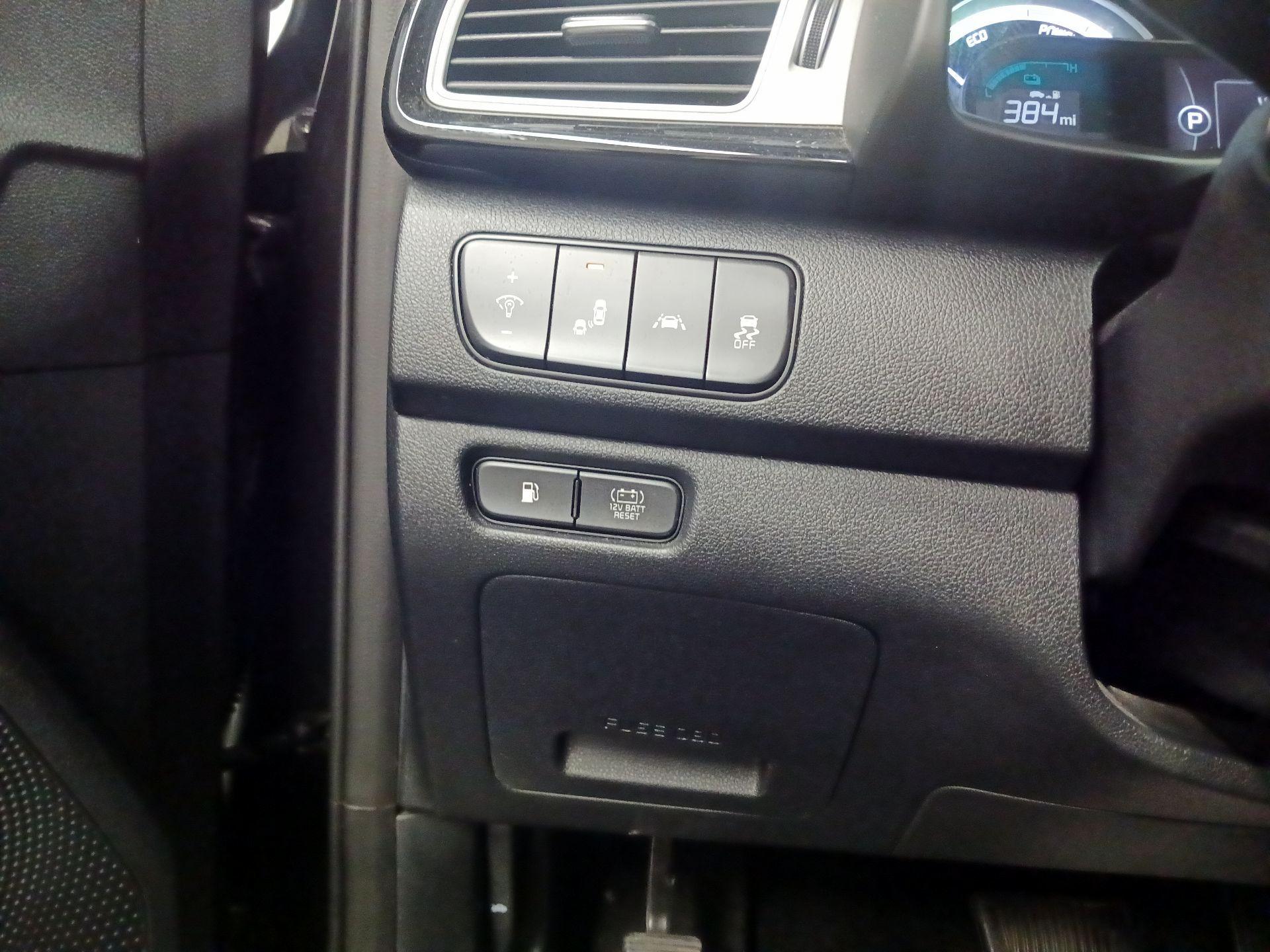 Thumbnail: 2017 Kia Niro - 13