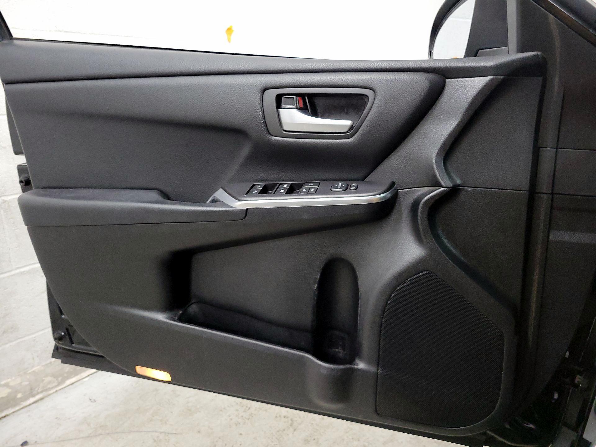 Thumbnail: 2016 Toyota Camry - 12