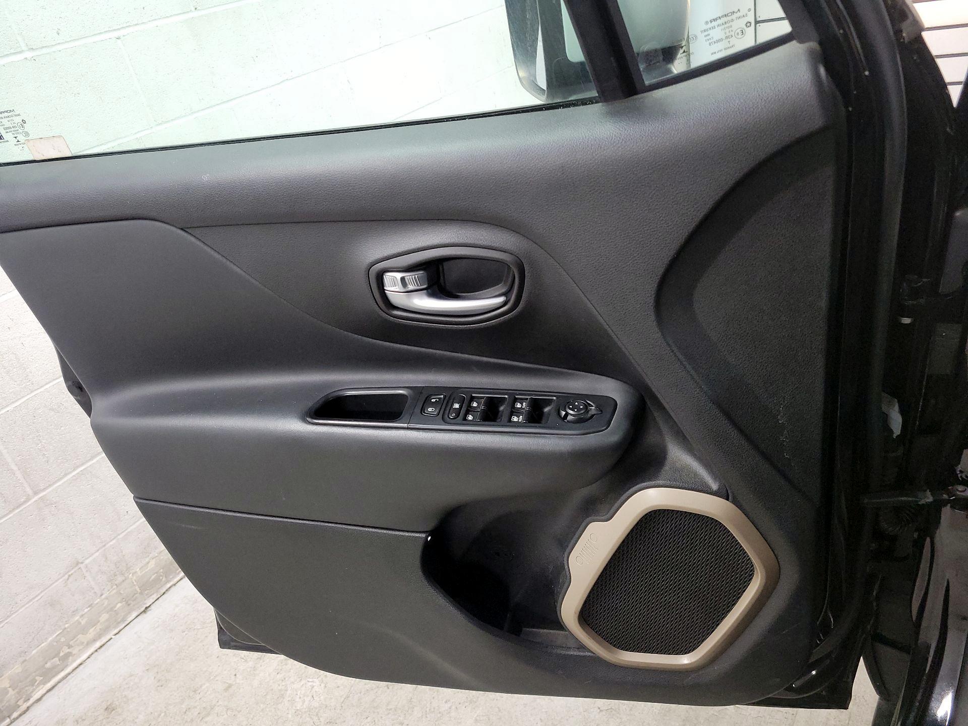 Thumbnail: 2017 Jeep Renegade - 12