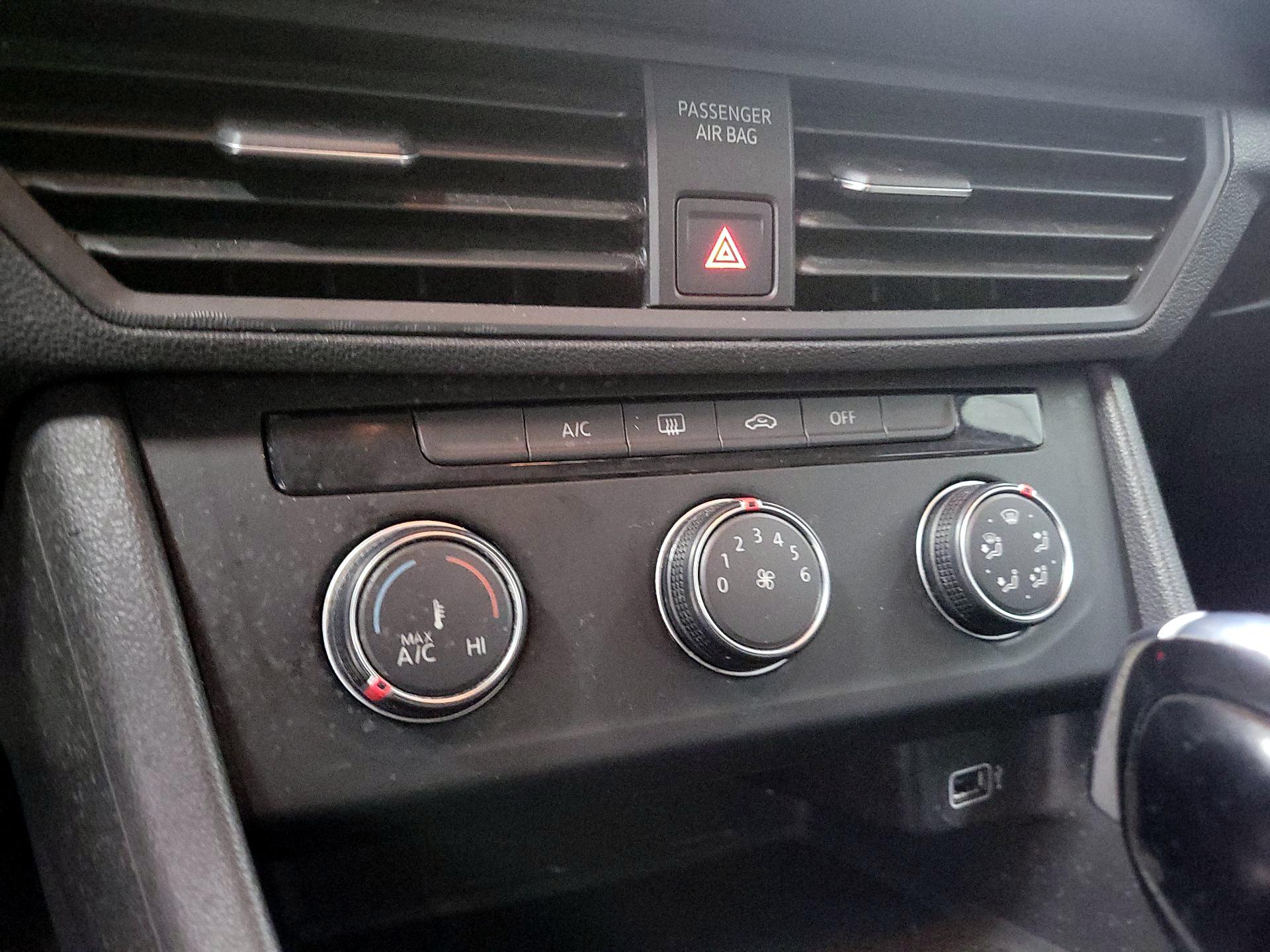 Thumbnail: 2019 Volkswagen Jetta - 16