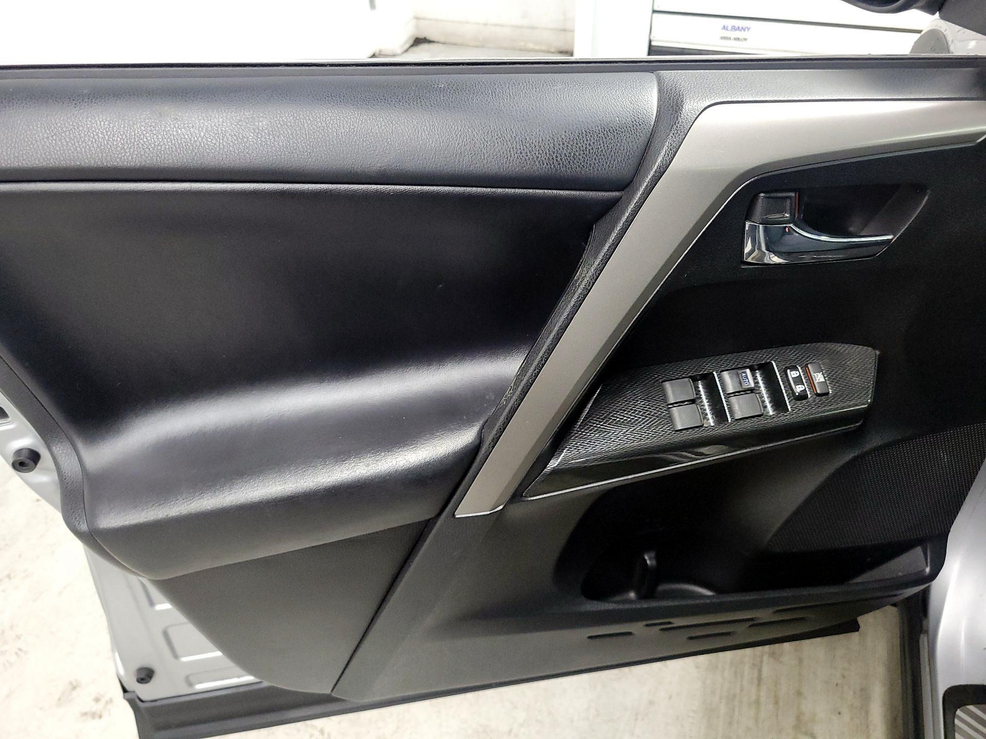 Thumbnail: 2018 Toyota RAV4 - 12