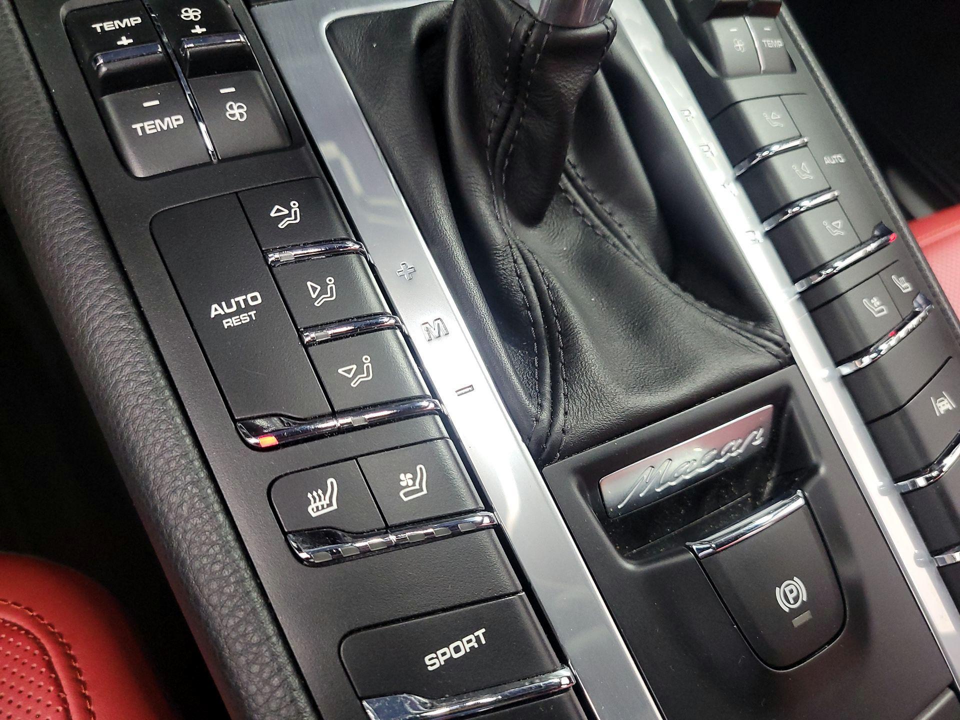 Thumbnail: 2020 Porsche Macan - 16