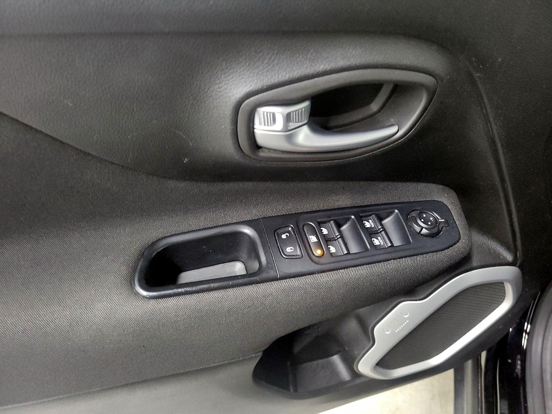 Thumbnail: 2018 Jeep Renegade - 12