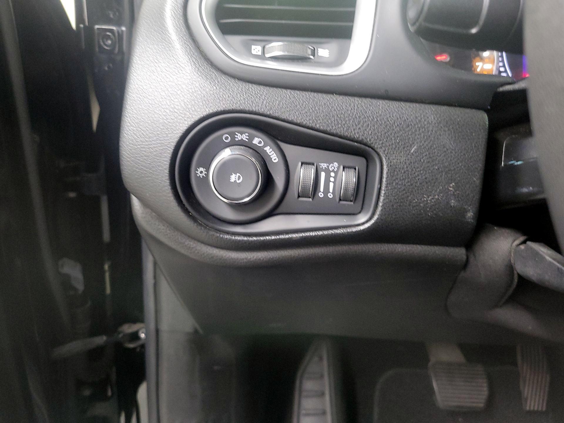 Thumbnail: 2018 Jeep Renegade - 13