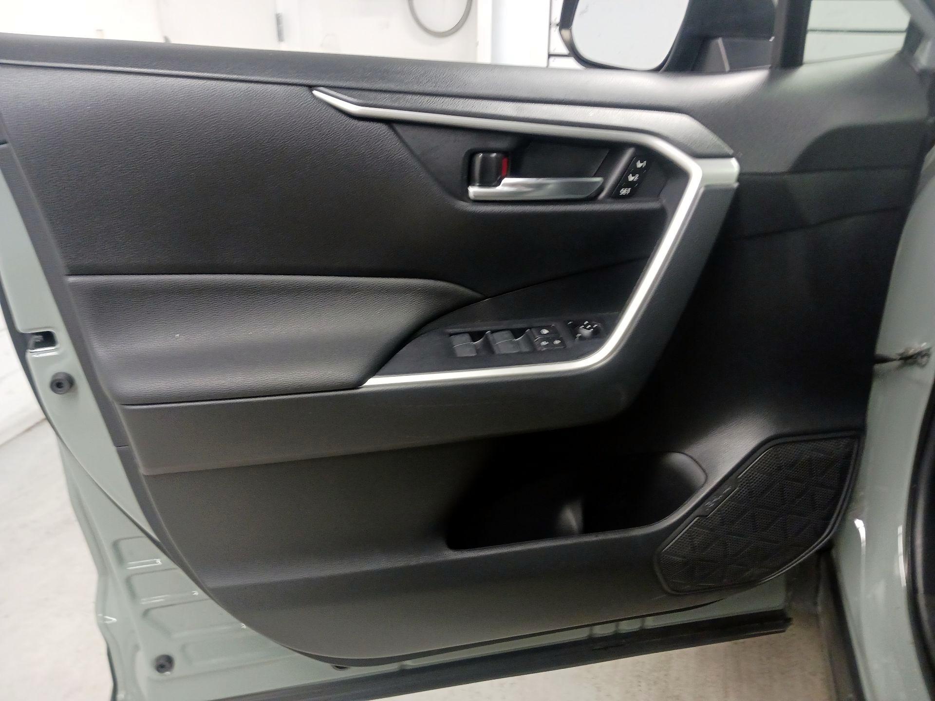 Thumbnail: 2022 Toyota RAV4 - 12