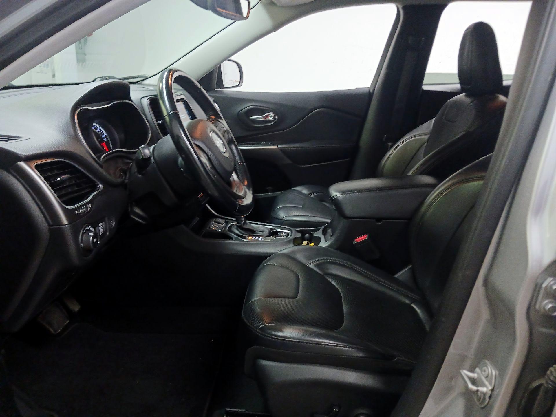 Thumbnail: 2019 Jeep Cherokee - 11