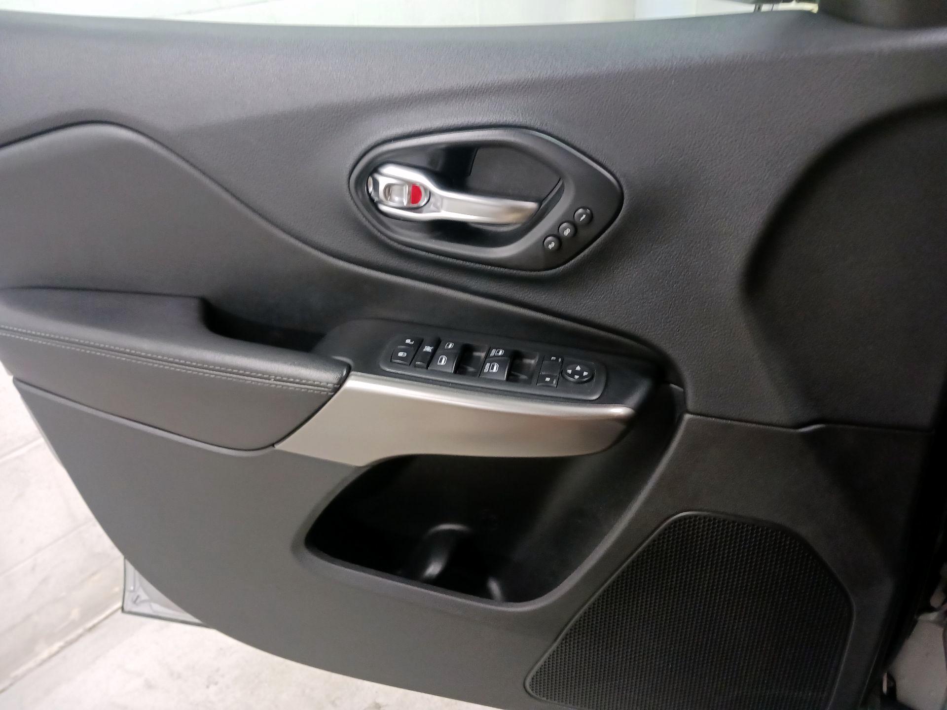 Thumbnail: 2019 Jeep Cherokee - 12