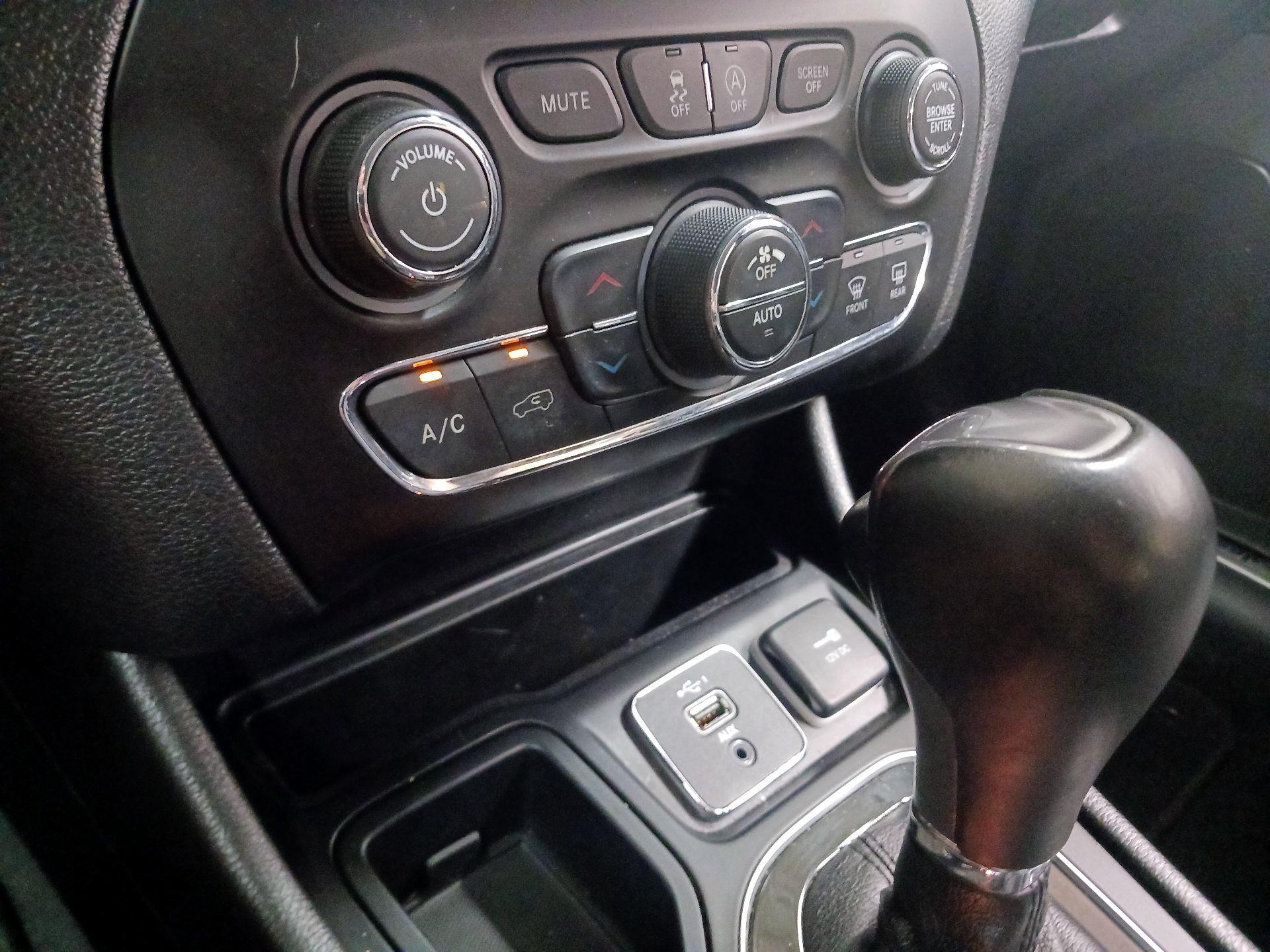 Thumbnail: 2019 Jeep Cherokee - 15