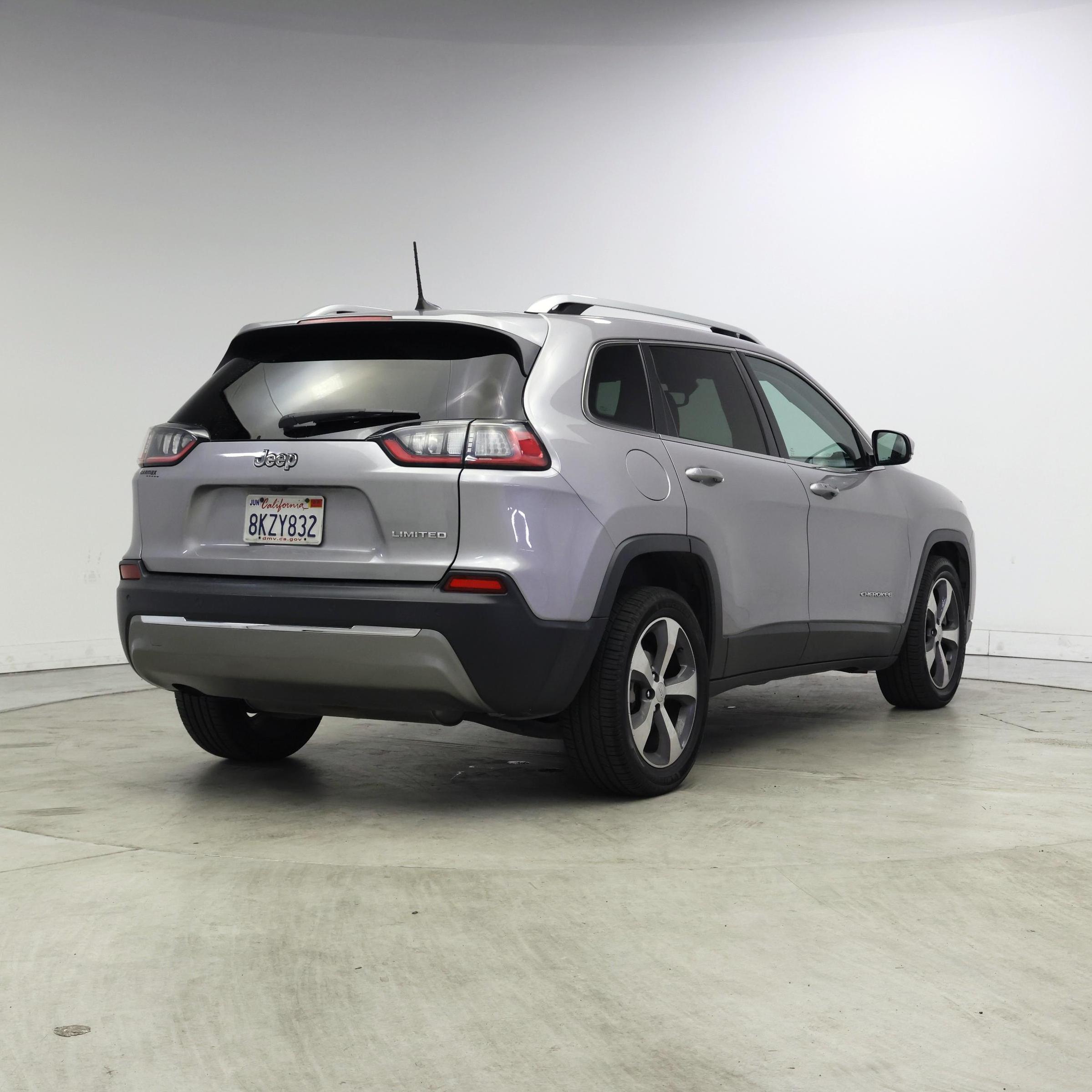 Thumbnail: 2019 Jeep Cherokee - 8