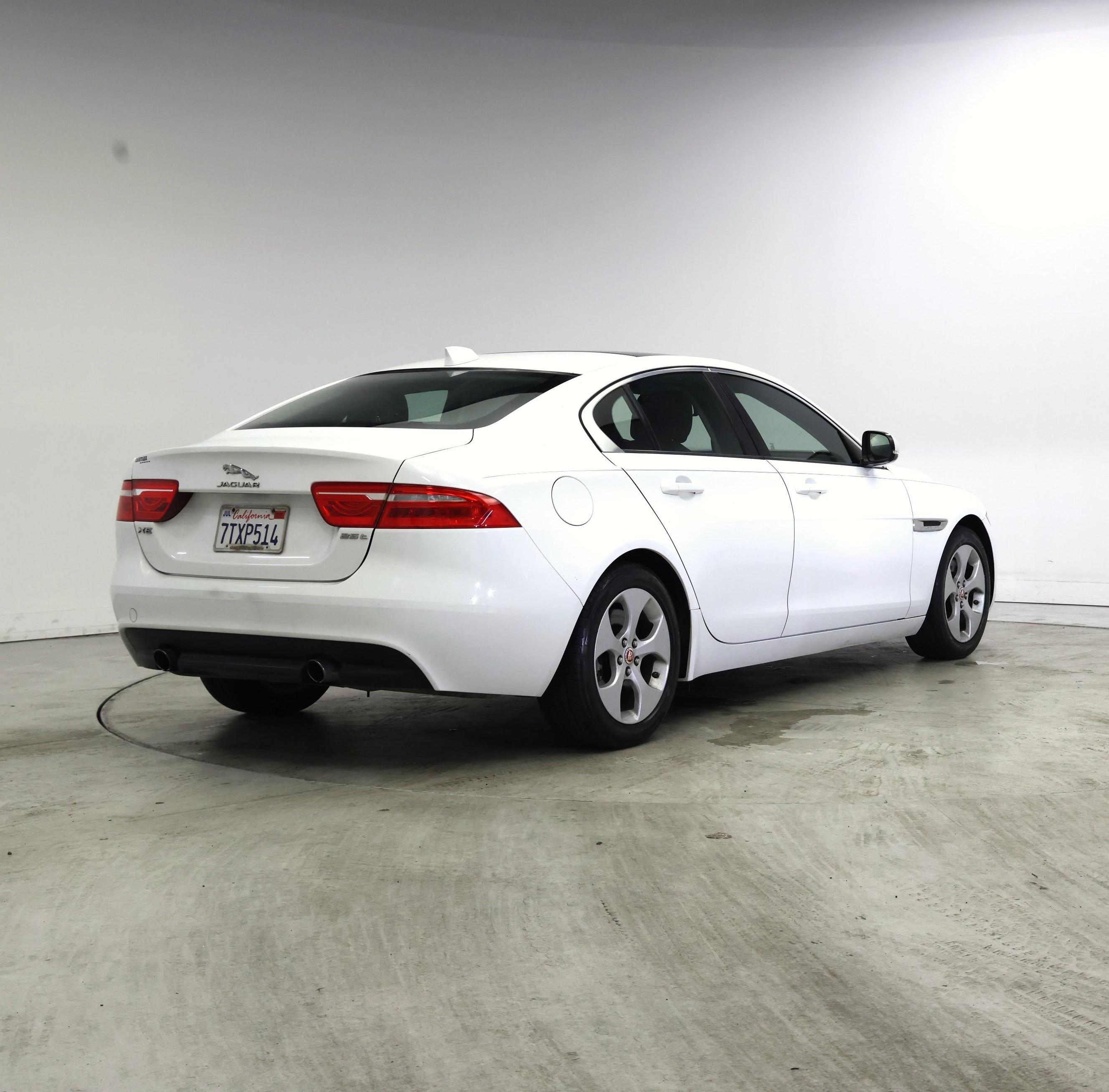 Thumbnail: 2017 Jaguar XE - 8