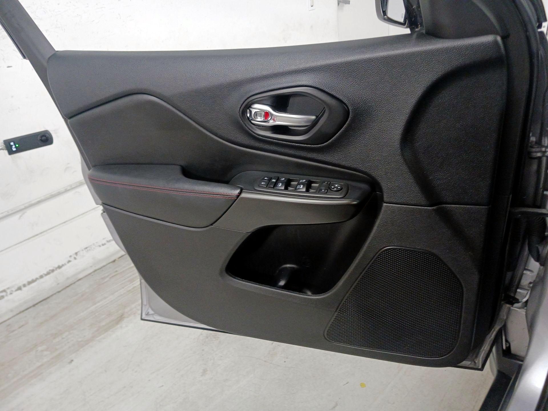 Thumbnail: 2021 Jeep Cherokee - 12