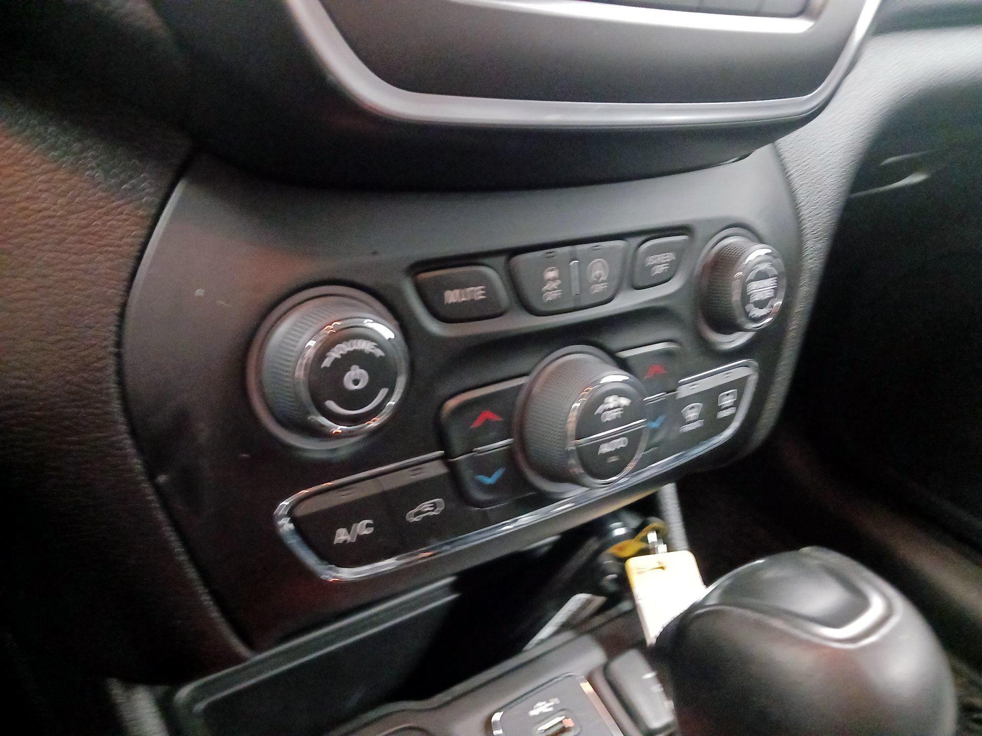 Thumbnail: 2021 Jeep Cherokee - 14