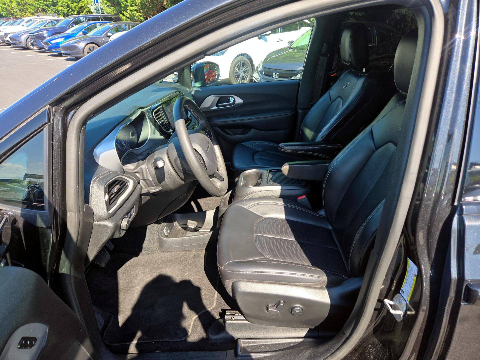 Thumbnail: 2023 Chrysler Pacifica - 9